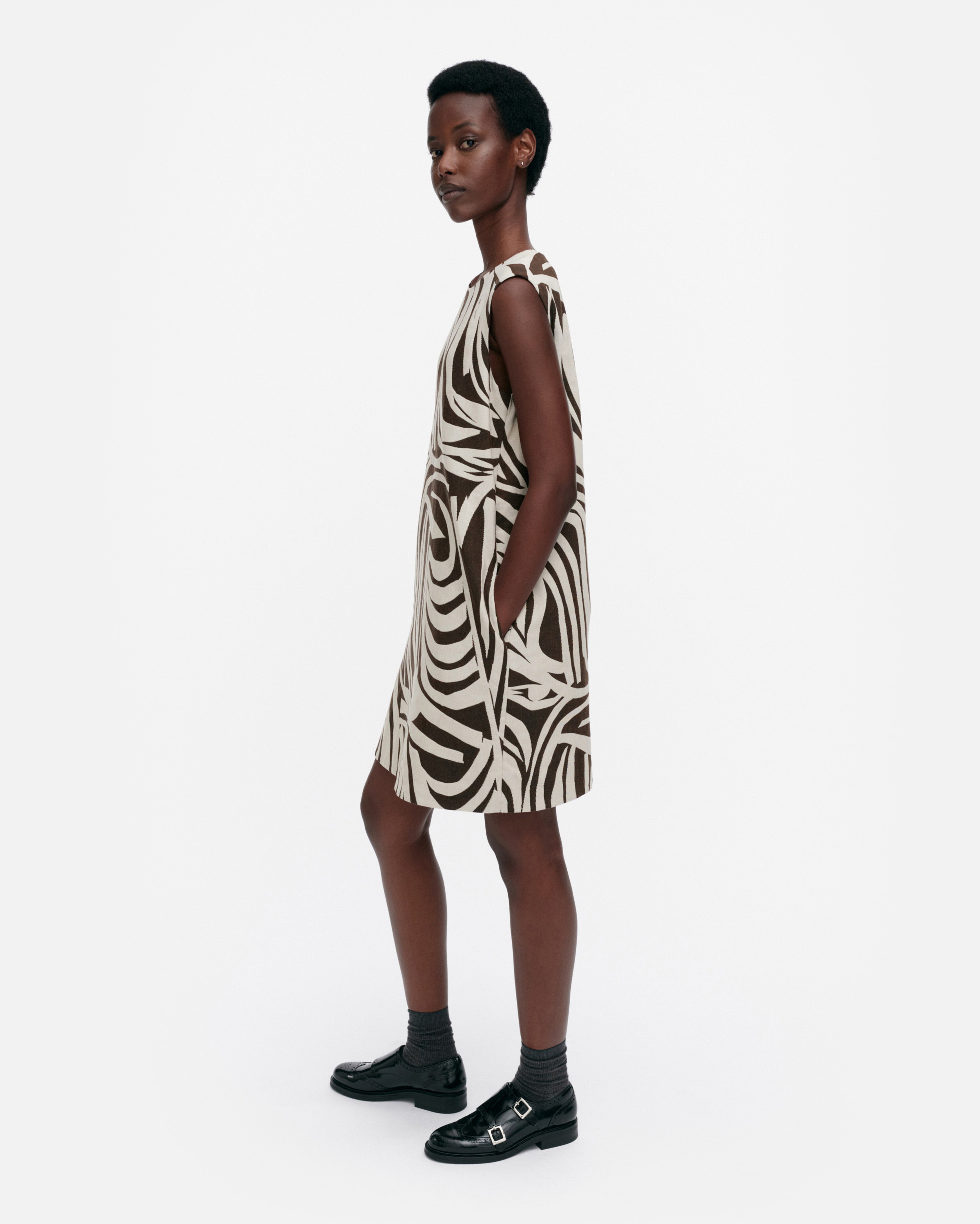 Hahmo Jokuraita, Dress, light beige, dark brown,