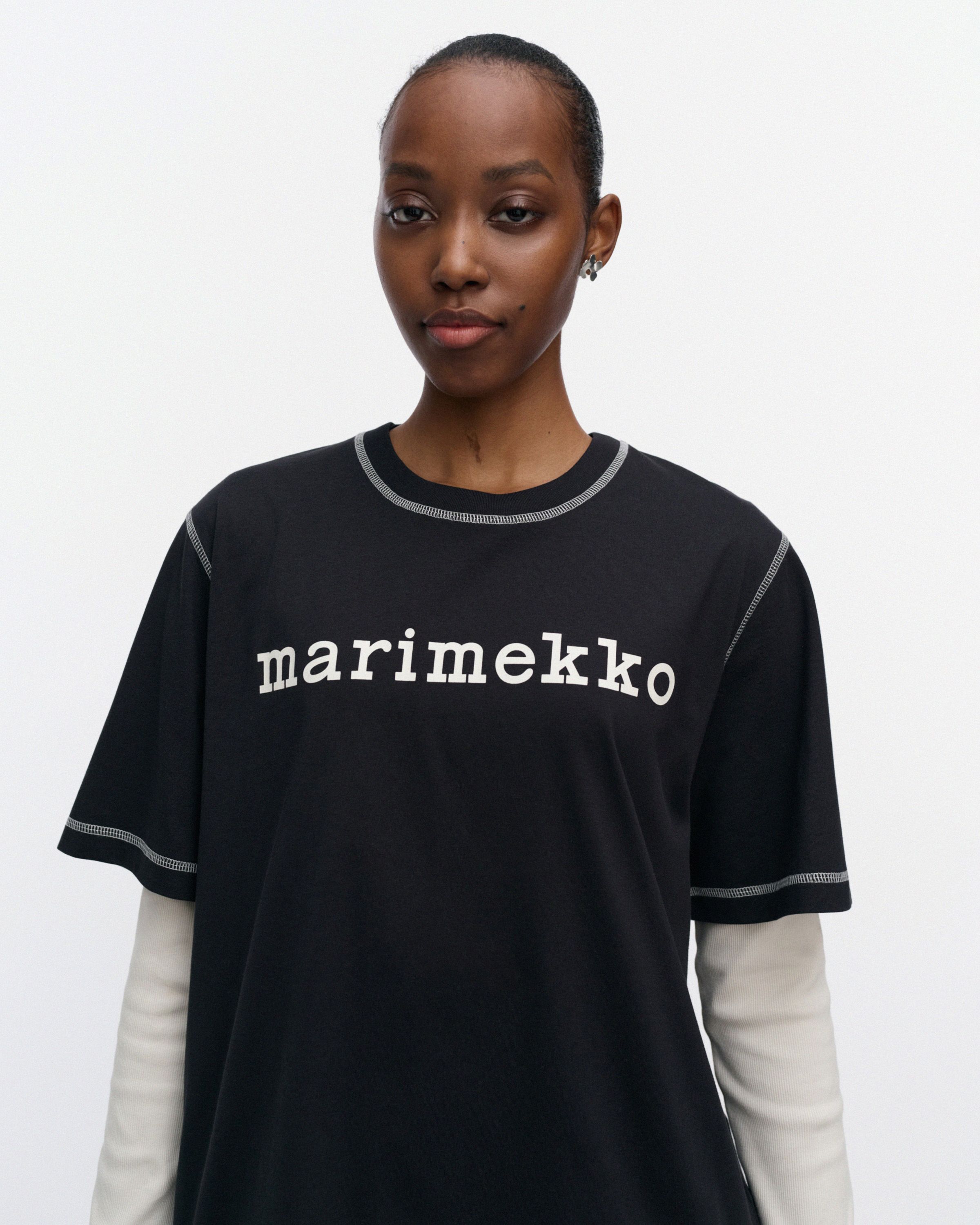 Tarttua Logo Placement Kioski t-shirt black, off white | Marimekko
