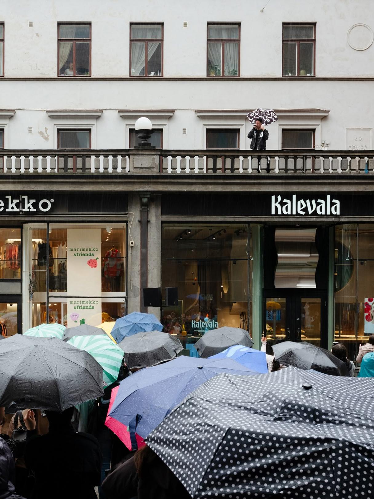 Ares esiintymässä Marimekko & friends -tapahtumassa Aleksinkulman myymälän katolla.