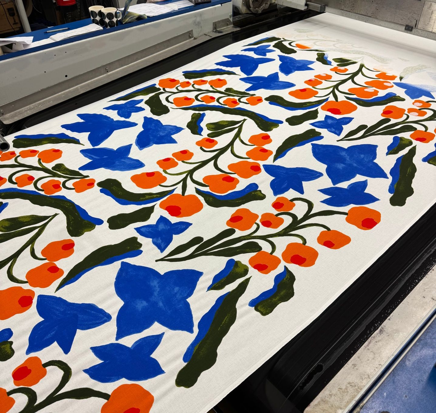 Printing machine prints Sirmakka pattern to fabric