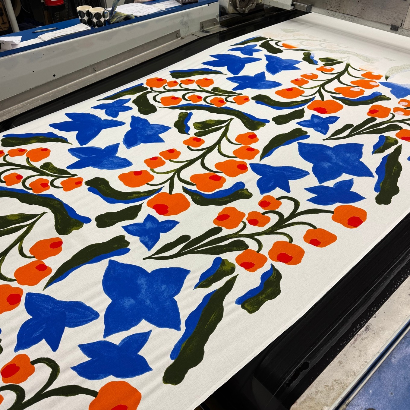 Printing machine prints Sirmakka pattern to fabric