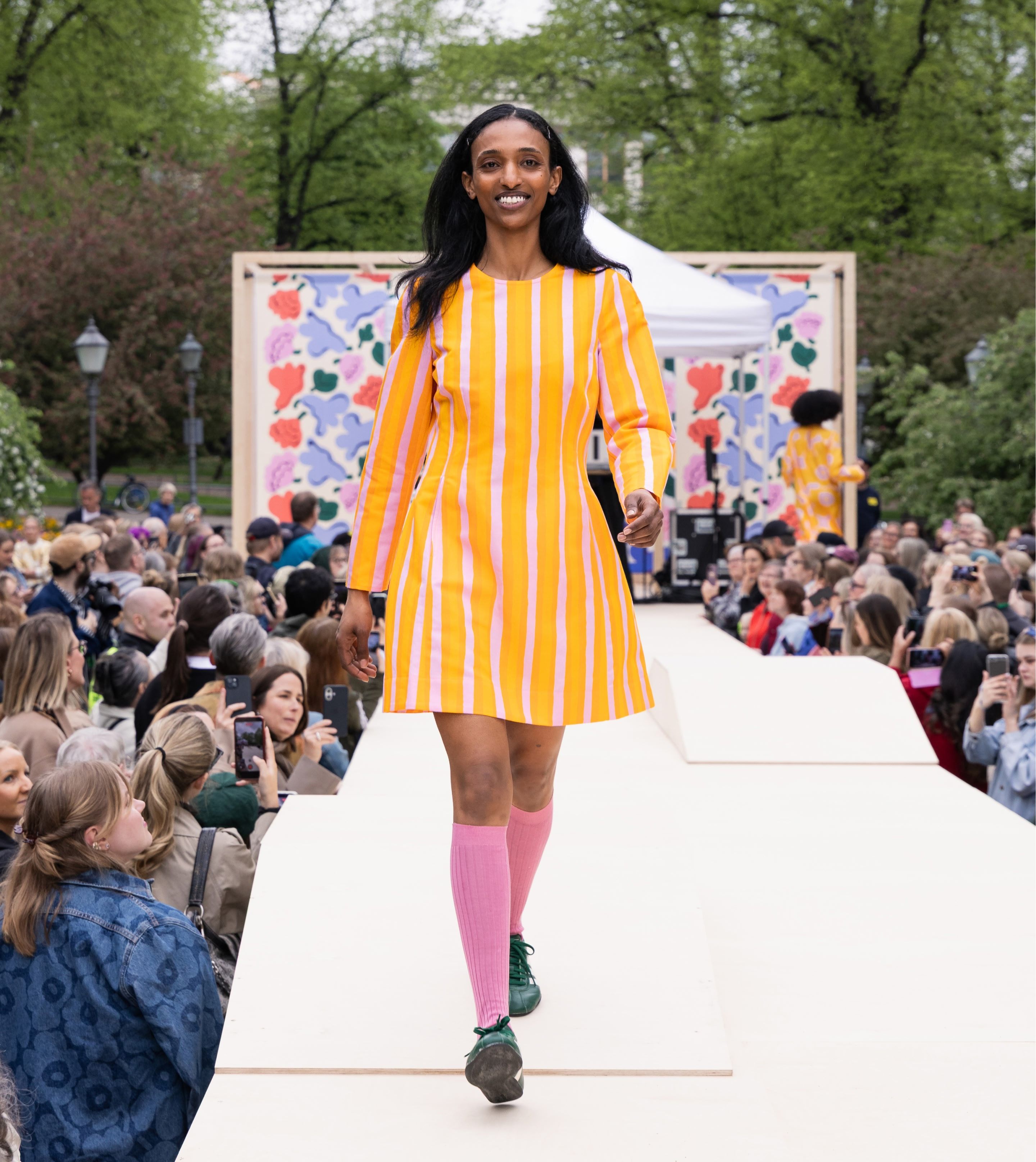 Marimekko-päivä malli kävelee lavalla