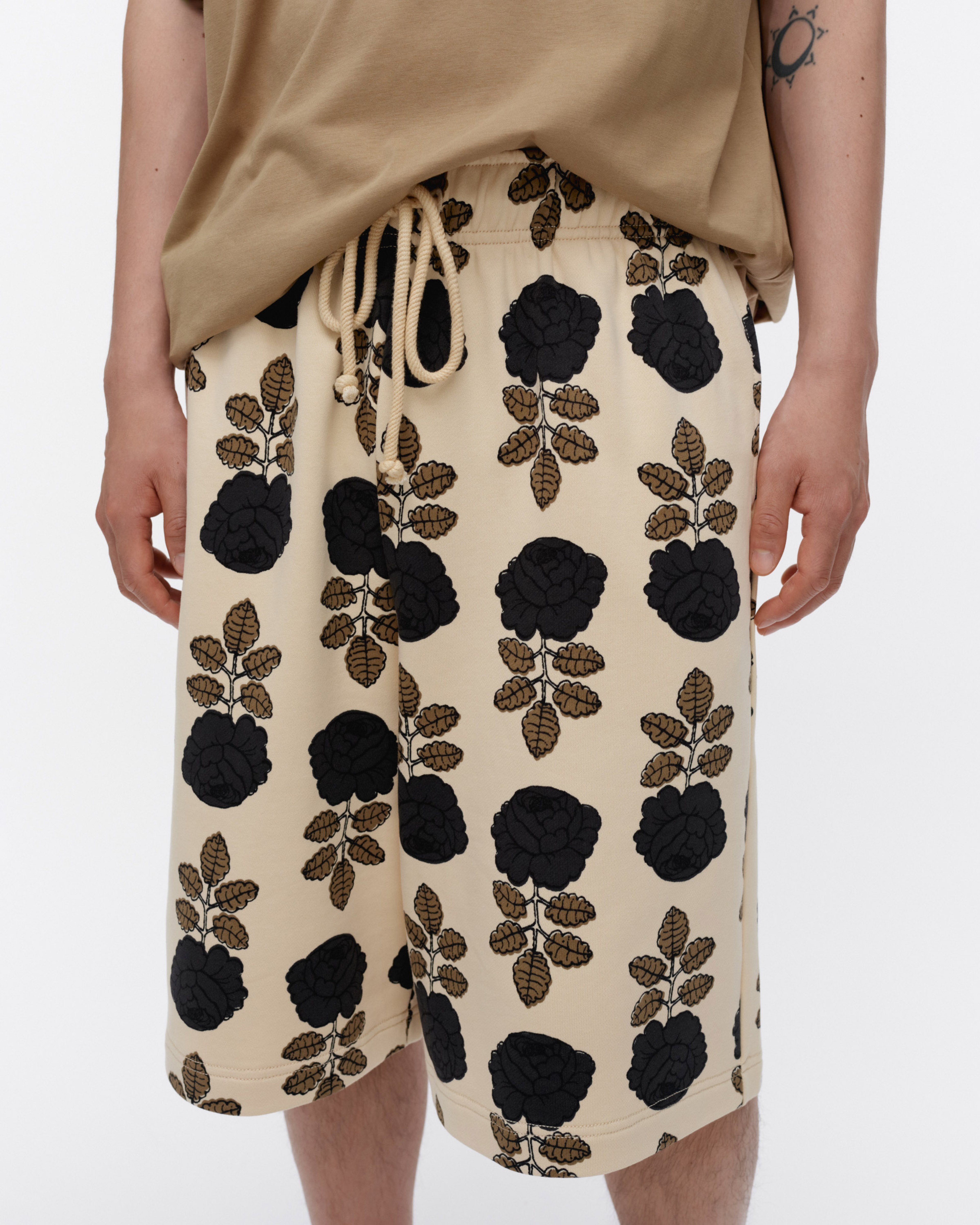 Sarana Vihkiruusu, Kioski shorts, off white, brown, dark grey,