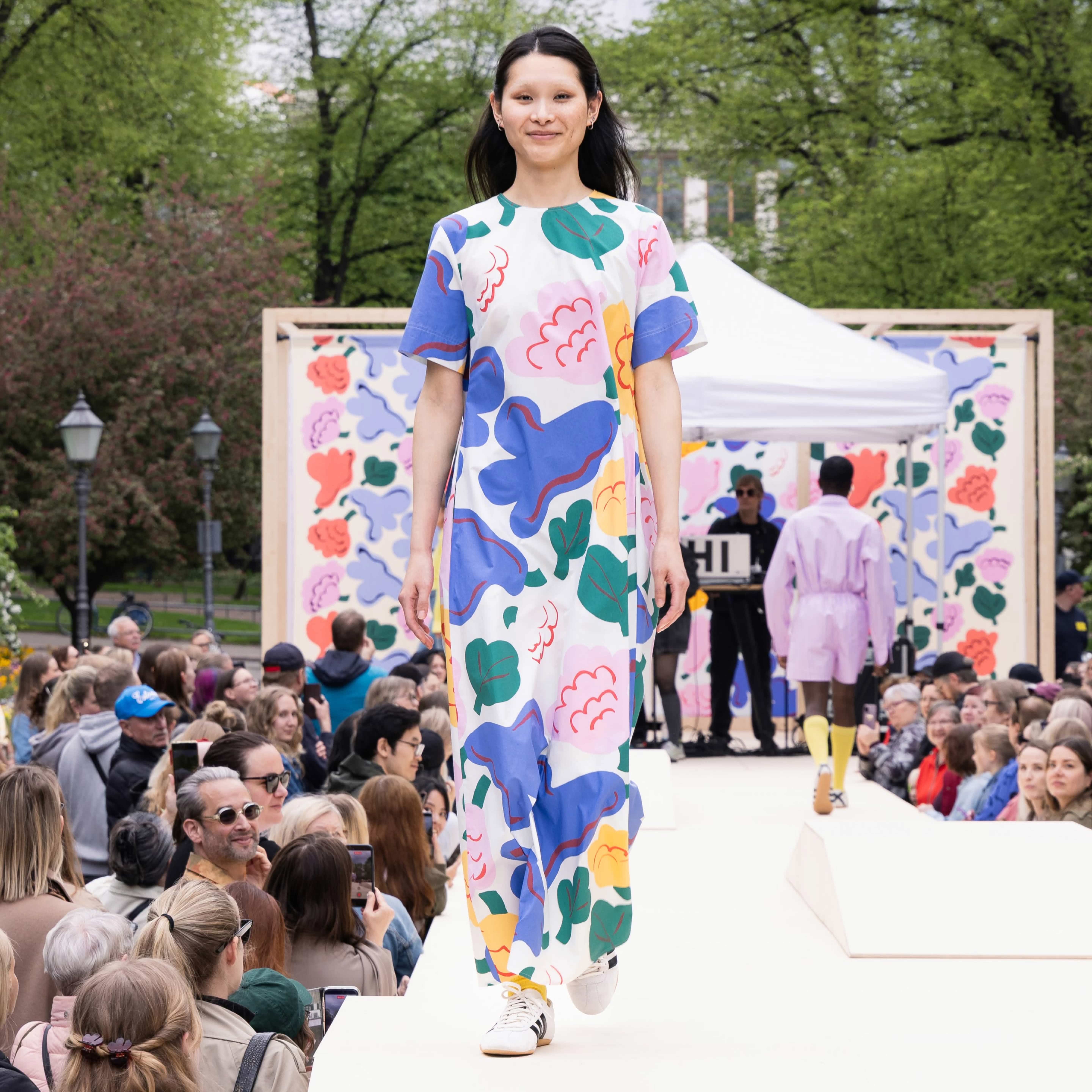 Marimekko-päivä malli kävelee lavalla