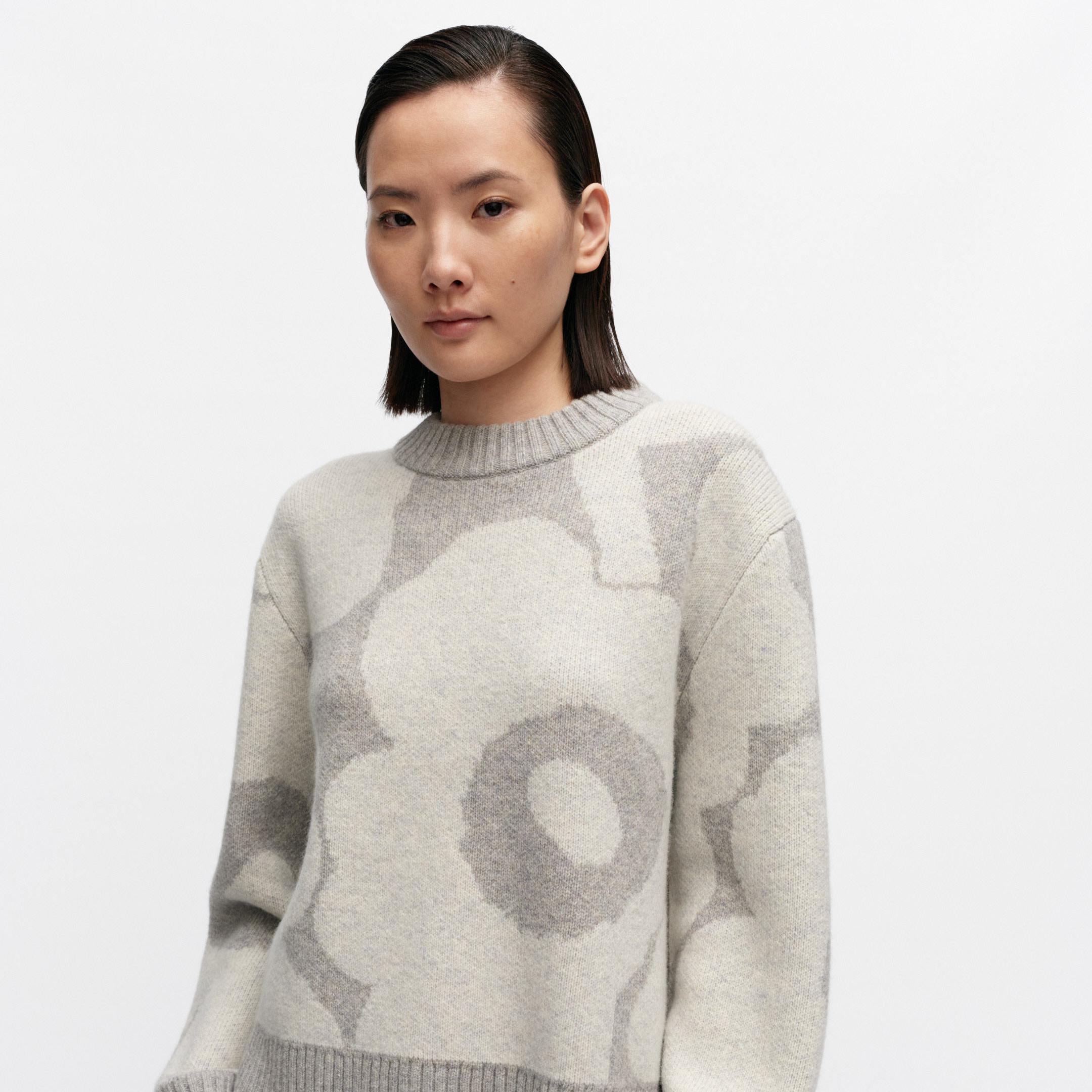 Mallin päällä: Unikko-kuvioinen villapaita.