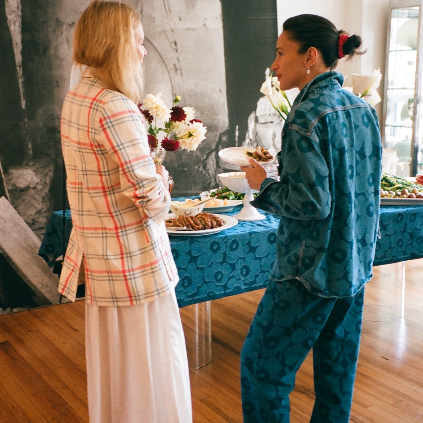 Laila Gohar chatting with a guest in front of the lunch table