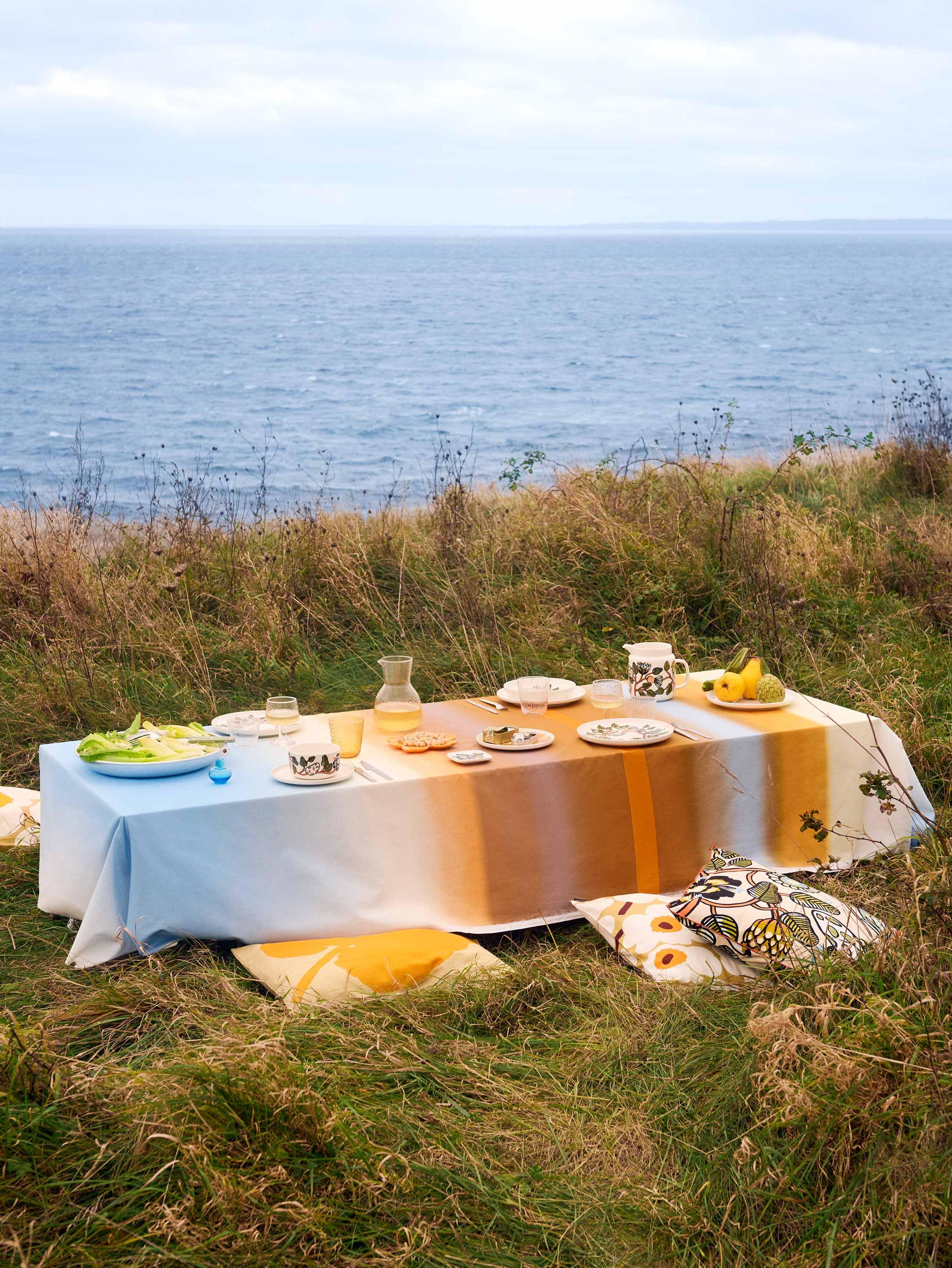 Stoff im Selänne-Muster, verwendet als Tischdecke.