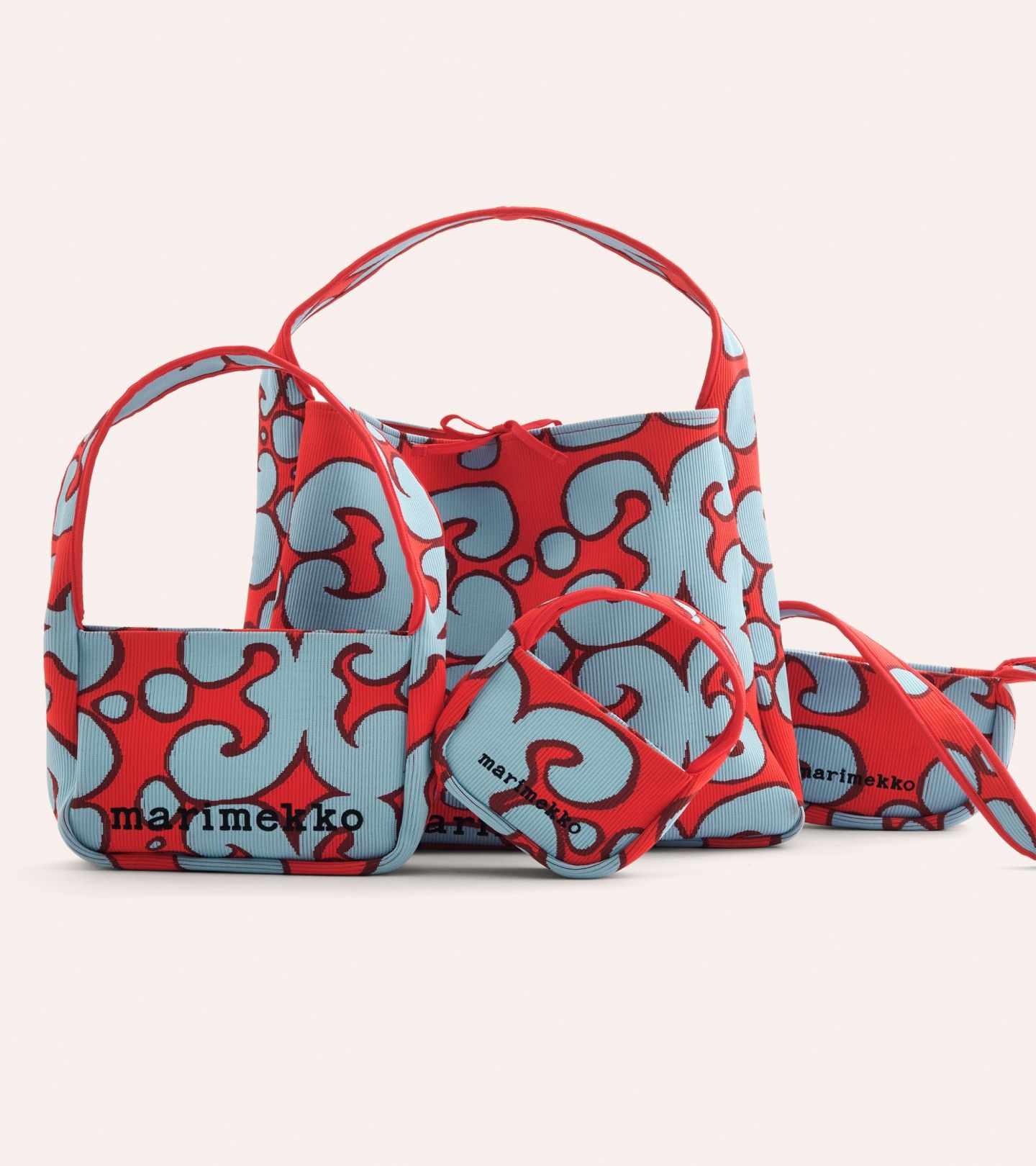 A collection of blue and red knitted bags with the Keidas pattern.