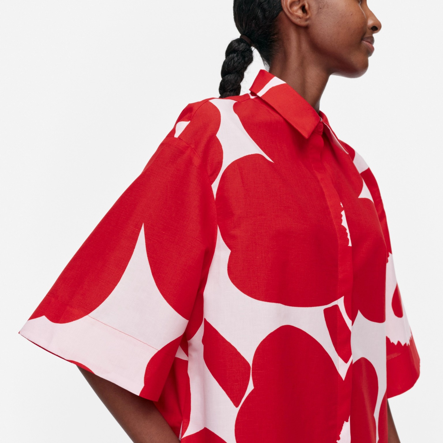 Model wearing linen dress in Unikko pattern.