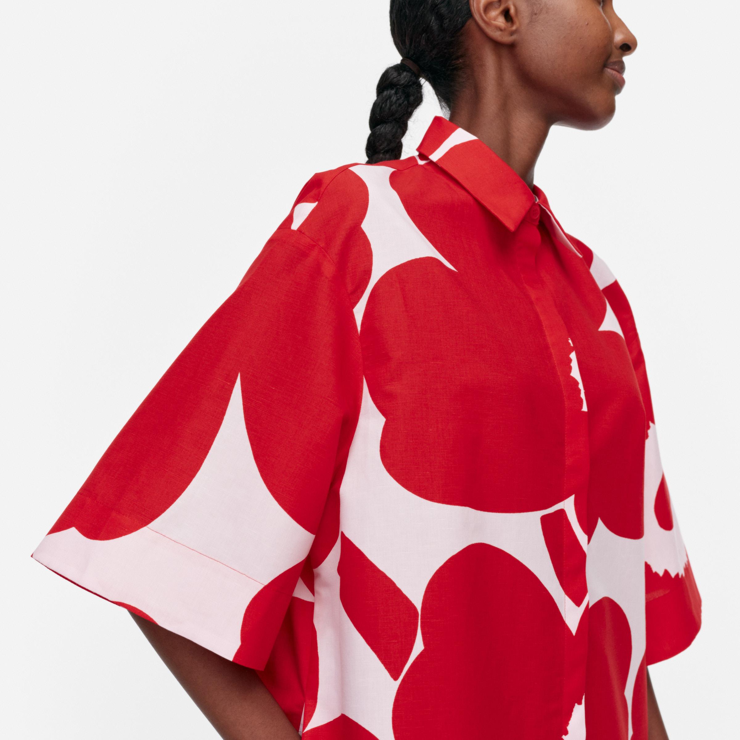 Mallin päällä: Unikko-kuvioinen pellavamekko.