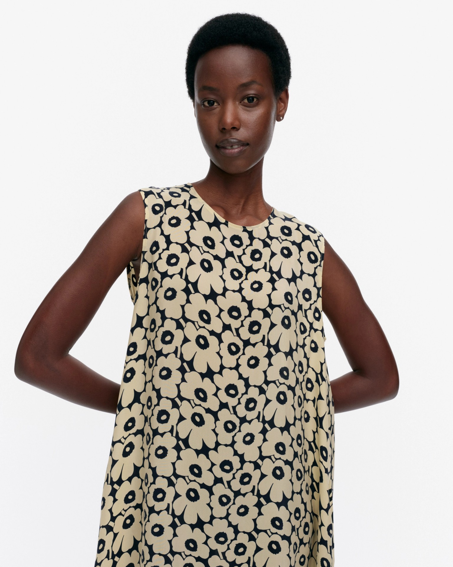 Migot Unikko, Robe, beige clair, bleu marine,