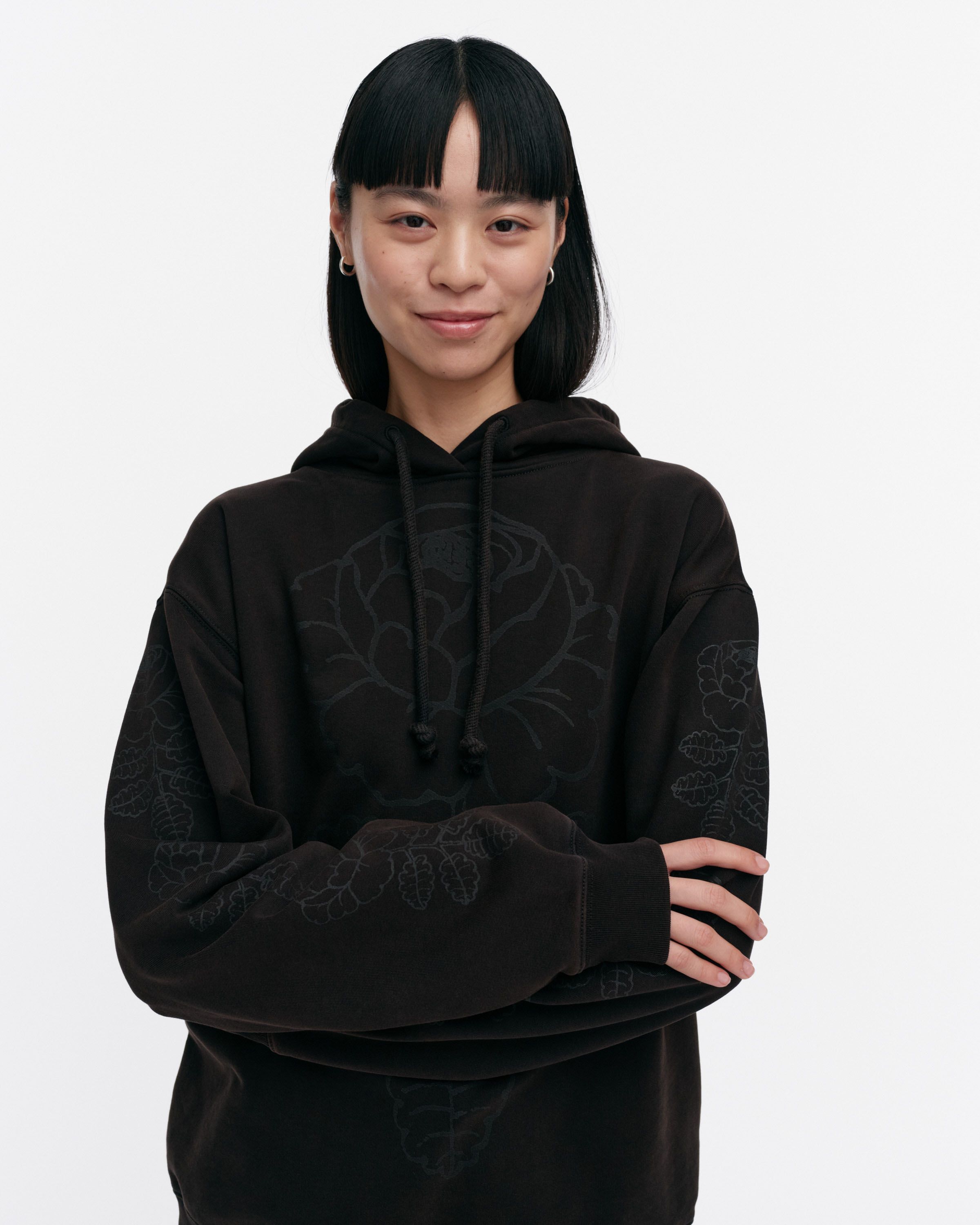 【2025SS】マリメッコ/ Sanoma Vihkiruusu Placement フーディ Sanoma Vihkiruusu Placement Kioski hoodie | Marimekko