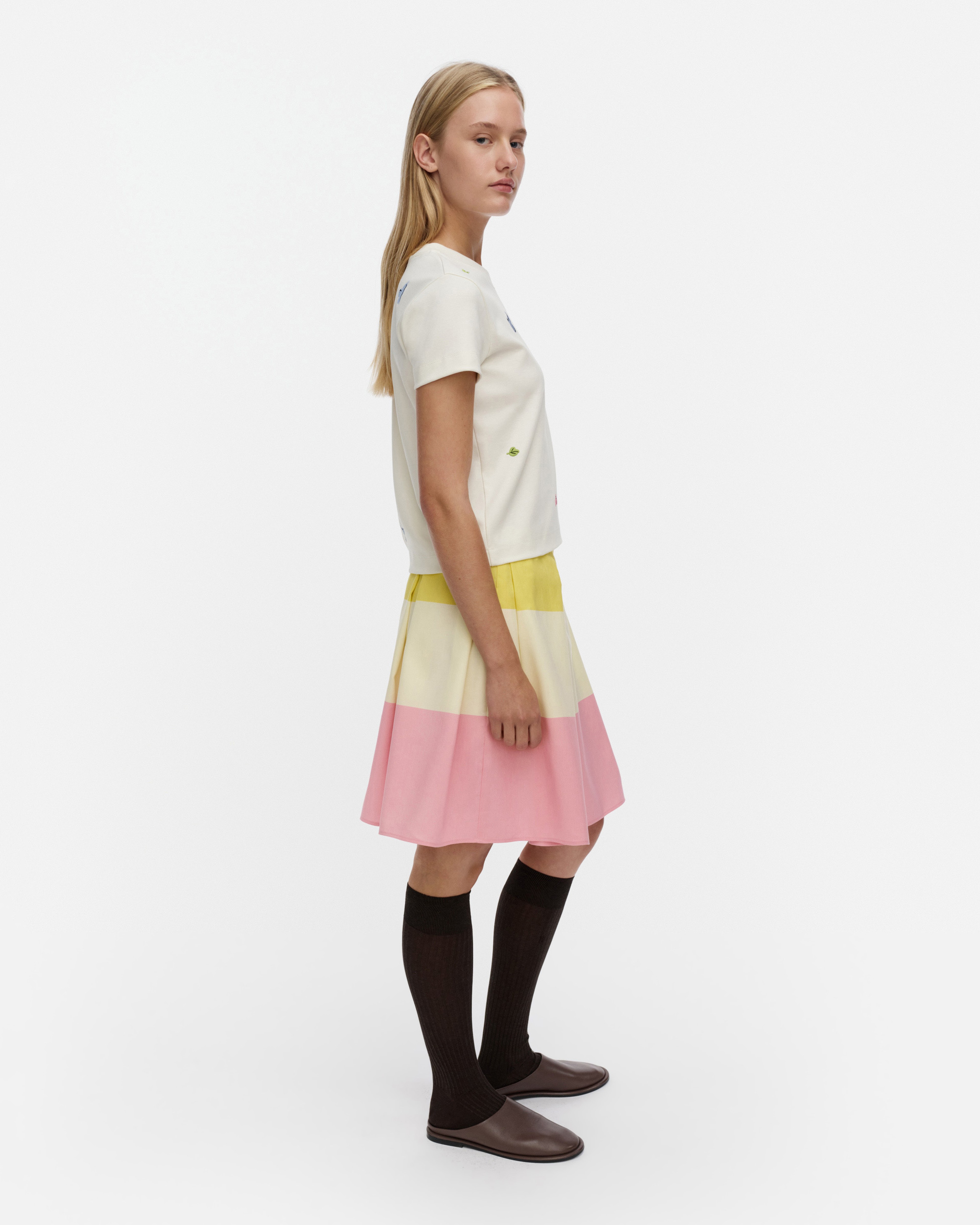 Sekamelska Kukasta kukkaan, T-shirt, off white, yellow, rose, green,