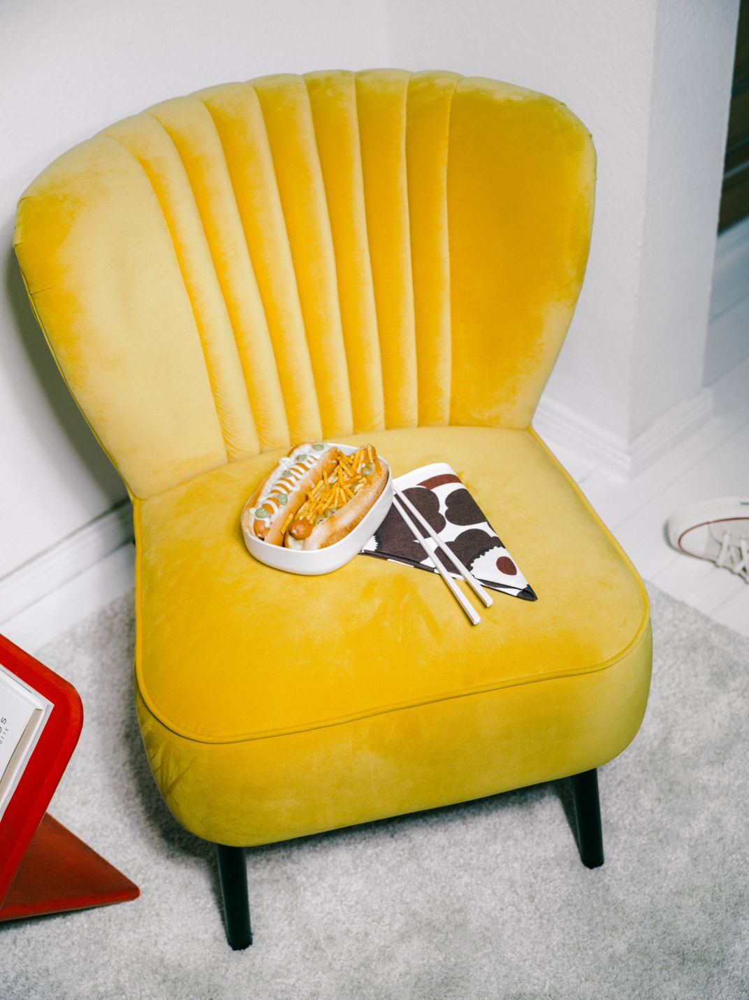 A lunch box made of Sulapac material placed on a yellow lounge chair.