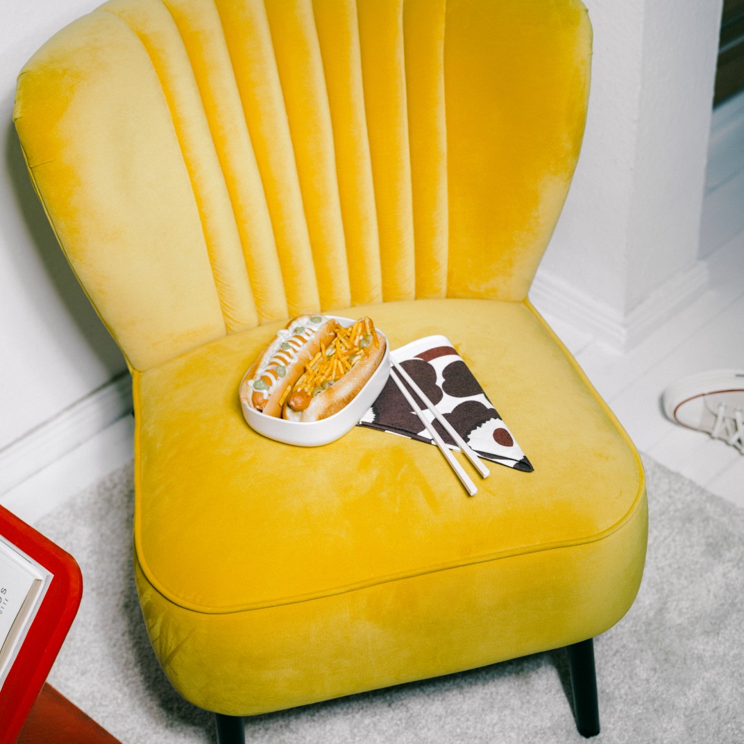 A lunch box made of Sulapac material placed on a yellow lounge chair.