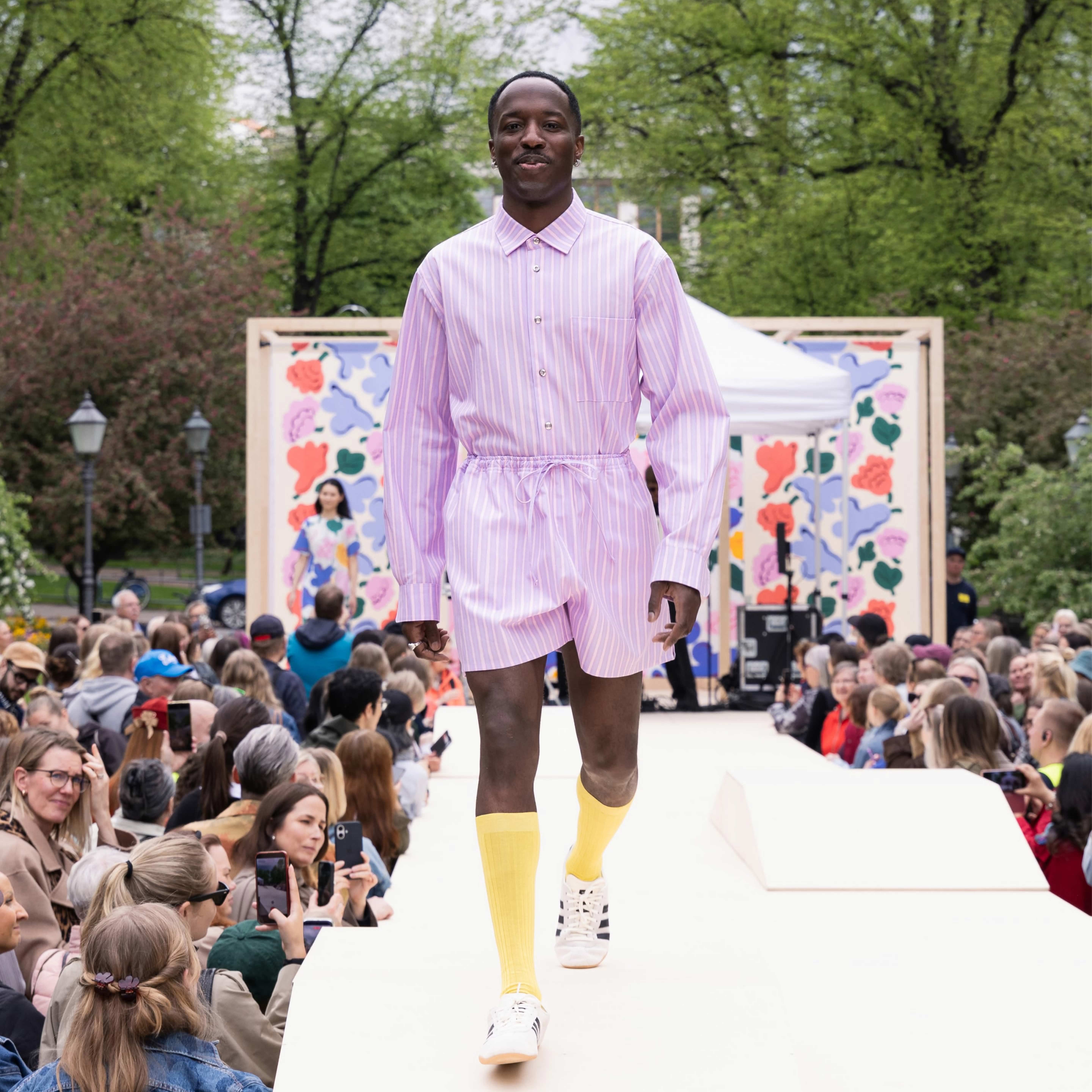 Marimekko-päivä malli kävelee lavalla