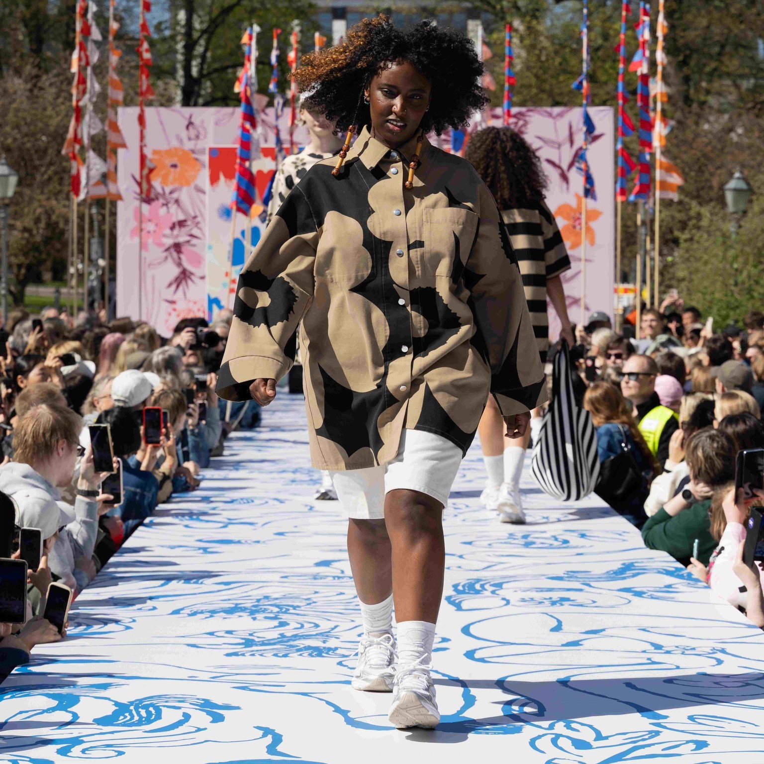 Model wearing Abstraktio coat.