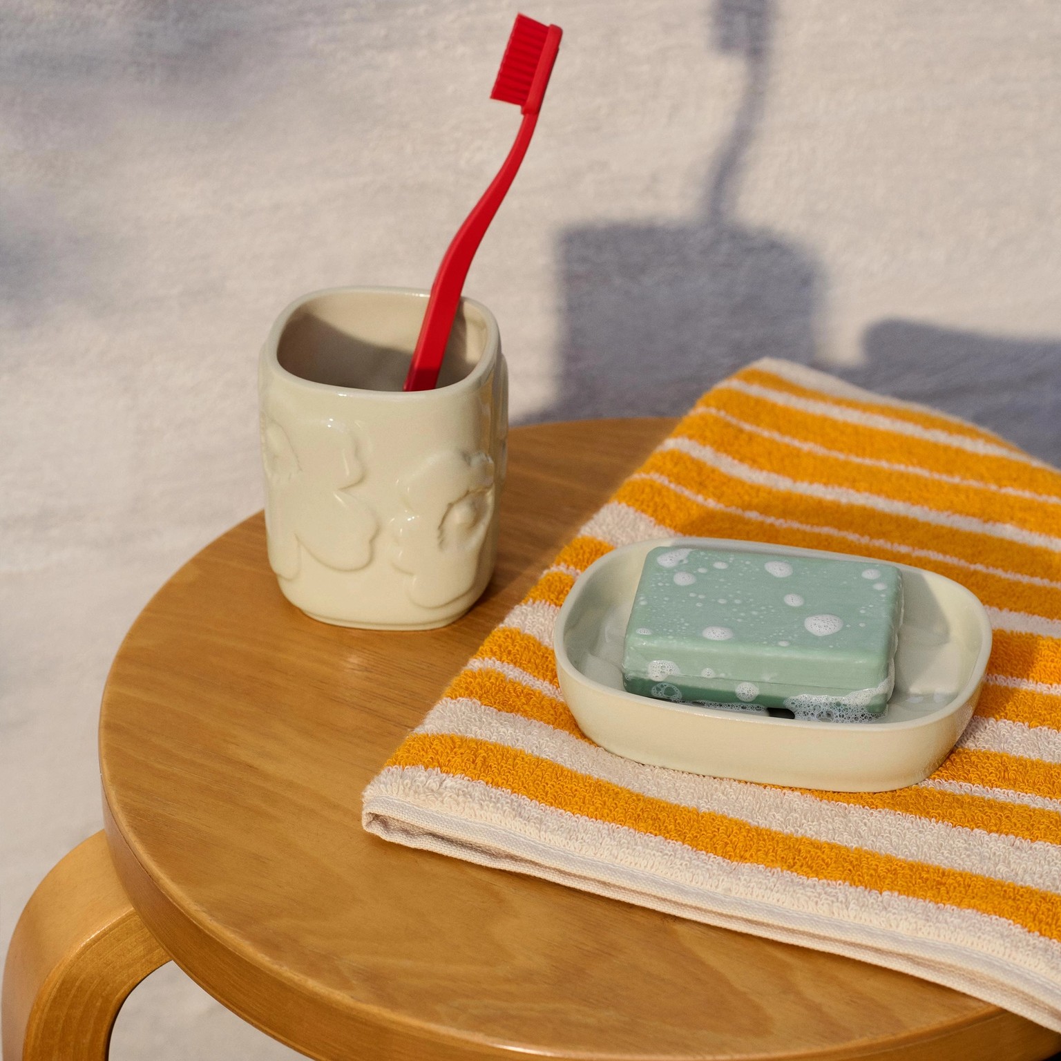 Toothbrush holder and soap dish in Unikko.