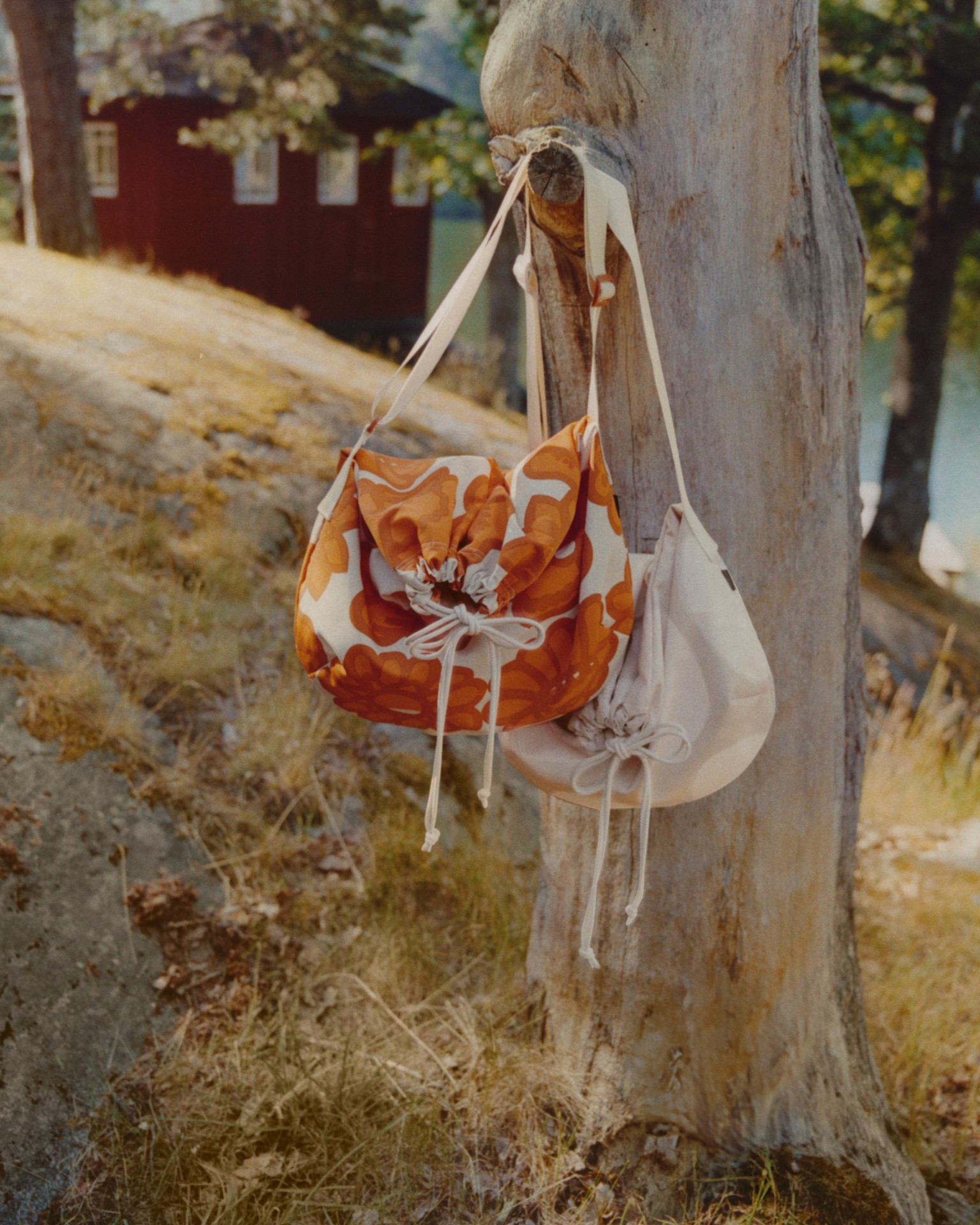 Uniqlo ja Marimekko yhteistyön laukut oranssi-beigessä ja beige-valkoisessa värityksessä