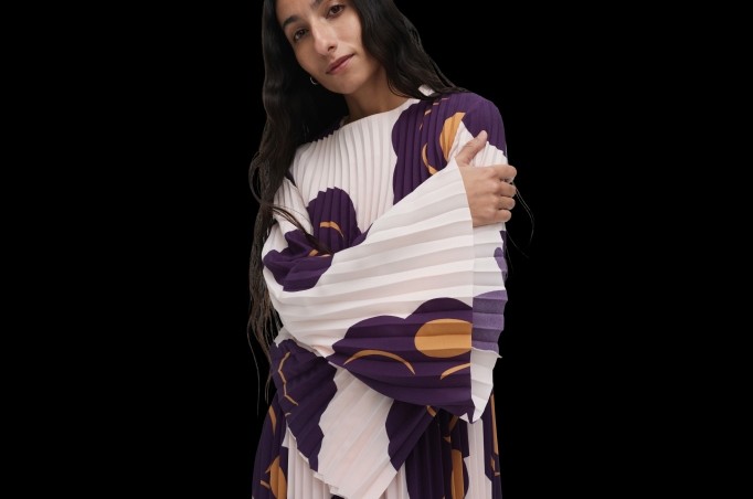 Malli yllään Frosti Tumma -mekko mustalla taustalla.