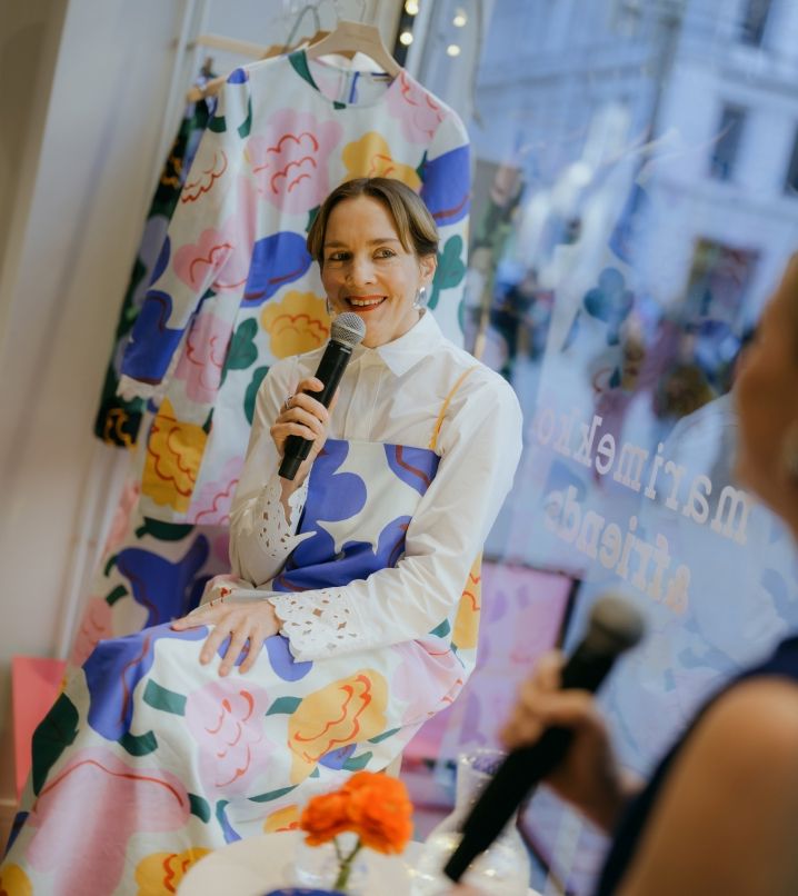 Maria Veitola puhumassa Marimekko & Friends -tapahtumassa Aleksinkulman myymälässä.