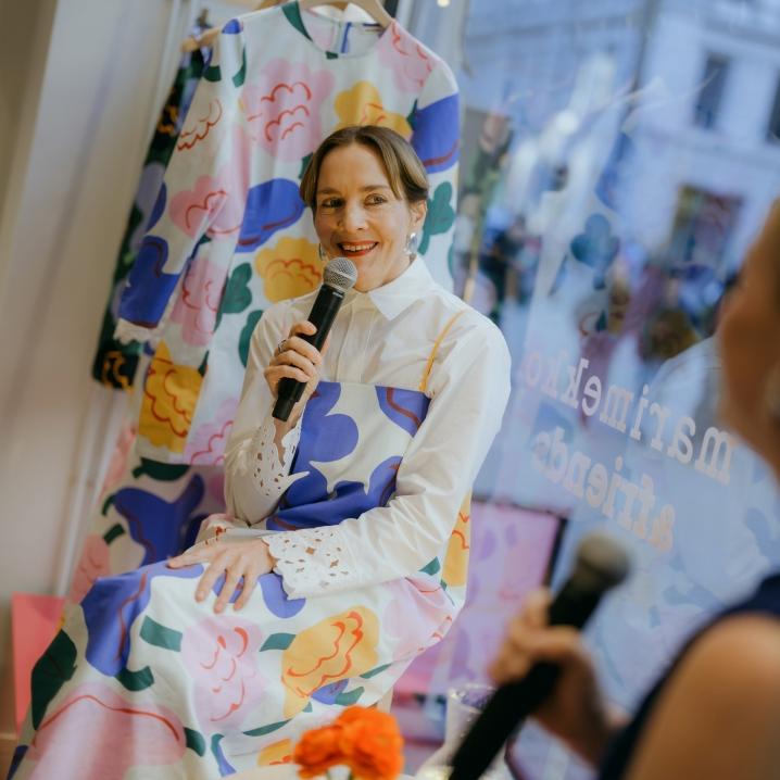 Maria Veitola puhumassa Marimekko & Friends -tapahtumassa Aleksinkulman myymälässä.