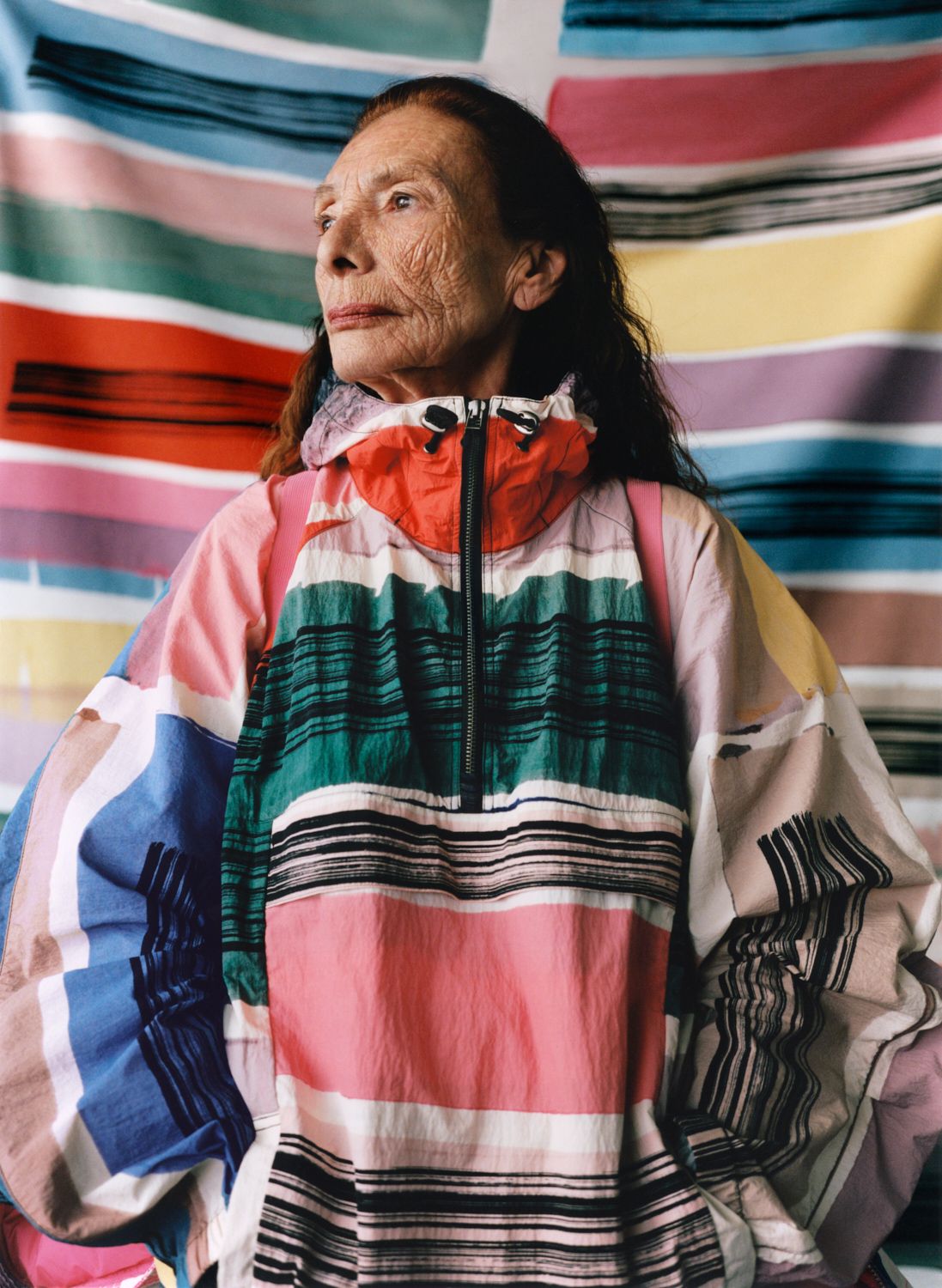The model is wearing a Järvi Anorak jacket.