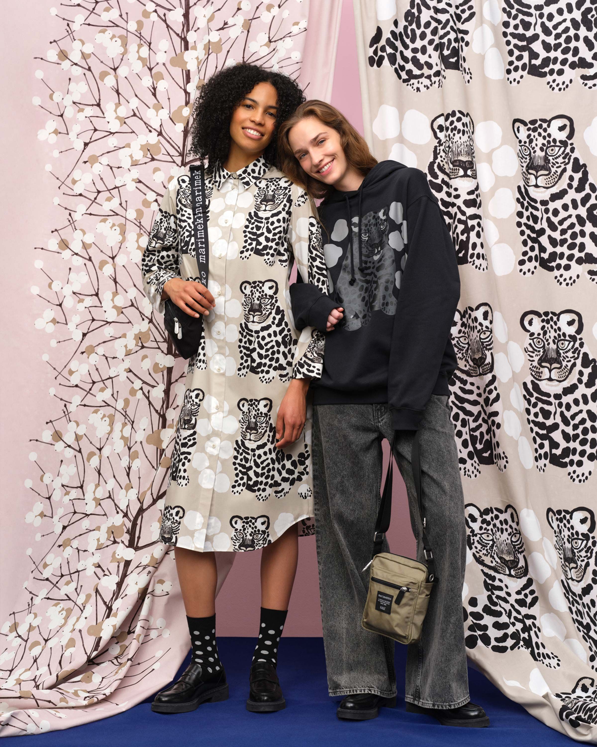 Kaksi mallia, joilla yllään mekko ja huppari Kaksoset-kuosilla.