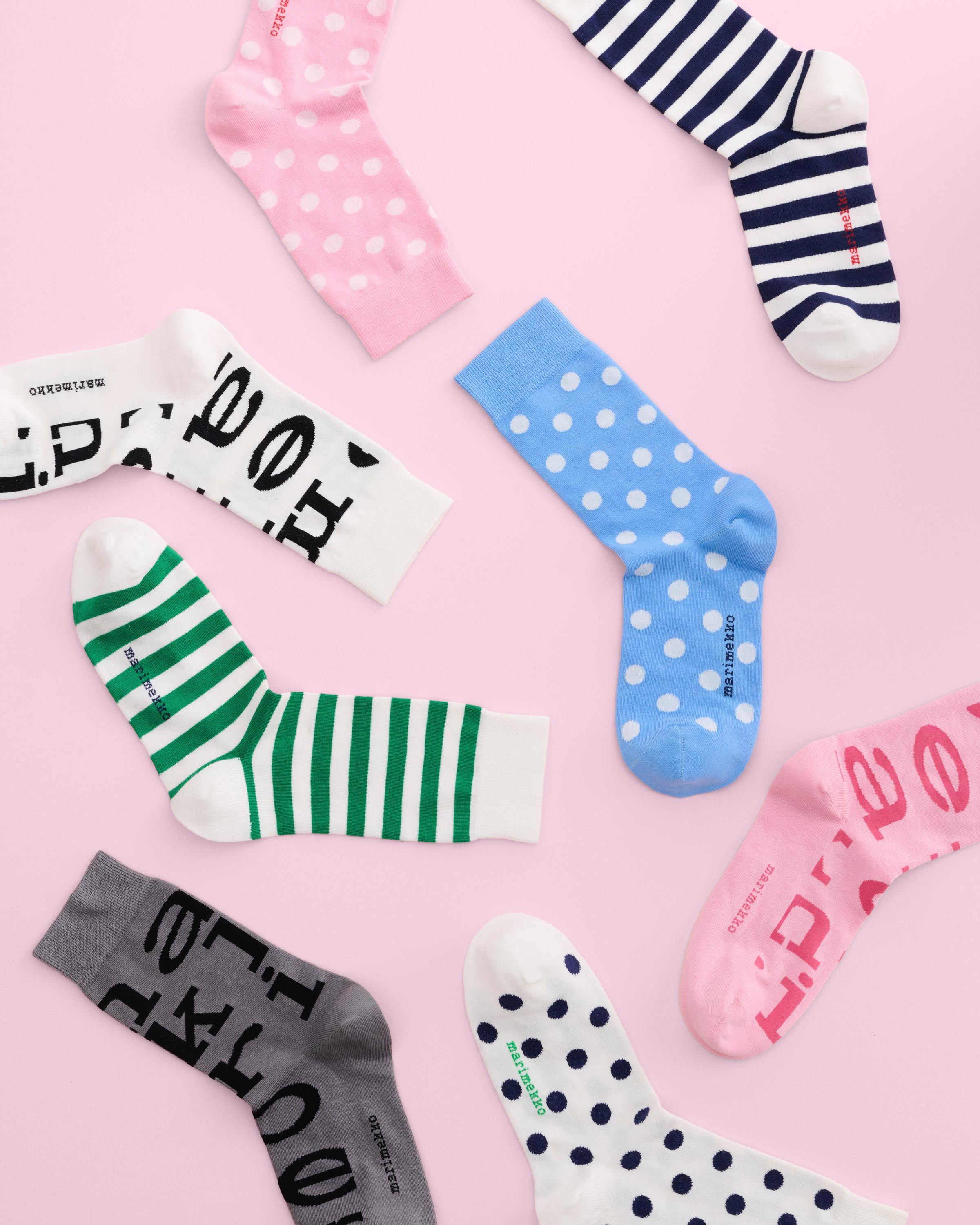 Eri värisiä sukkia Marimerkki-, Pallo- ja Tasaraita-kuoseissa.