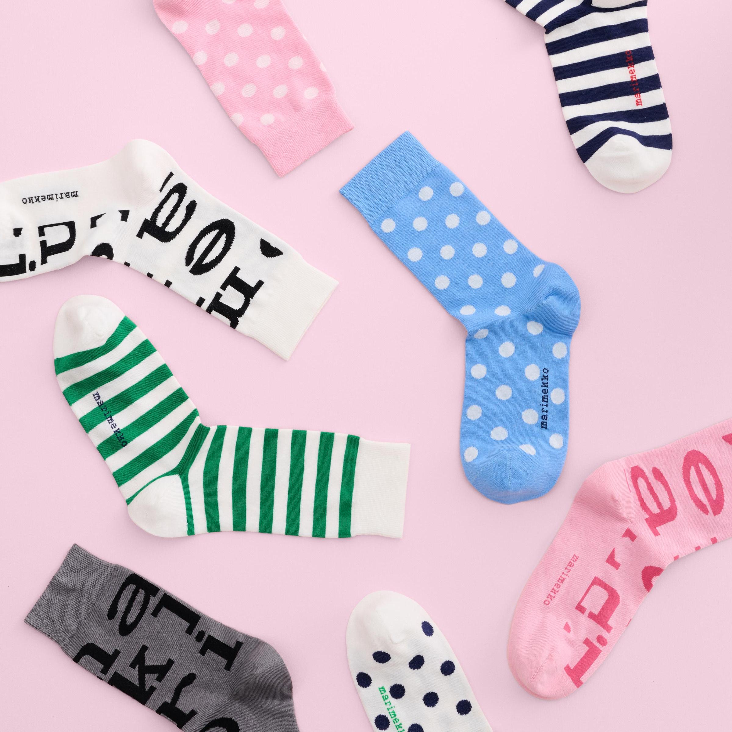 Eri värisiä sukkia Marimerkki-, Pallo- ja Tasaraita-kuoseissa.