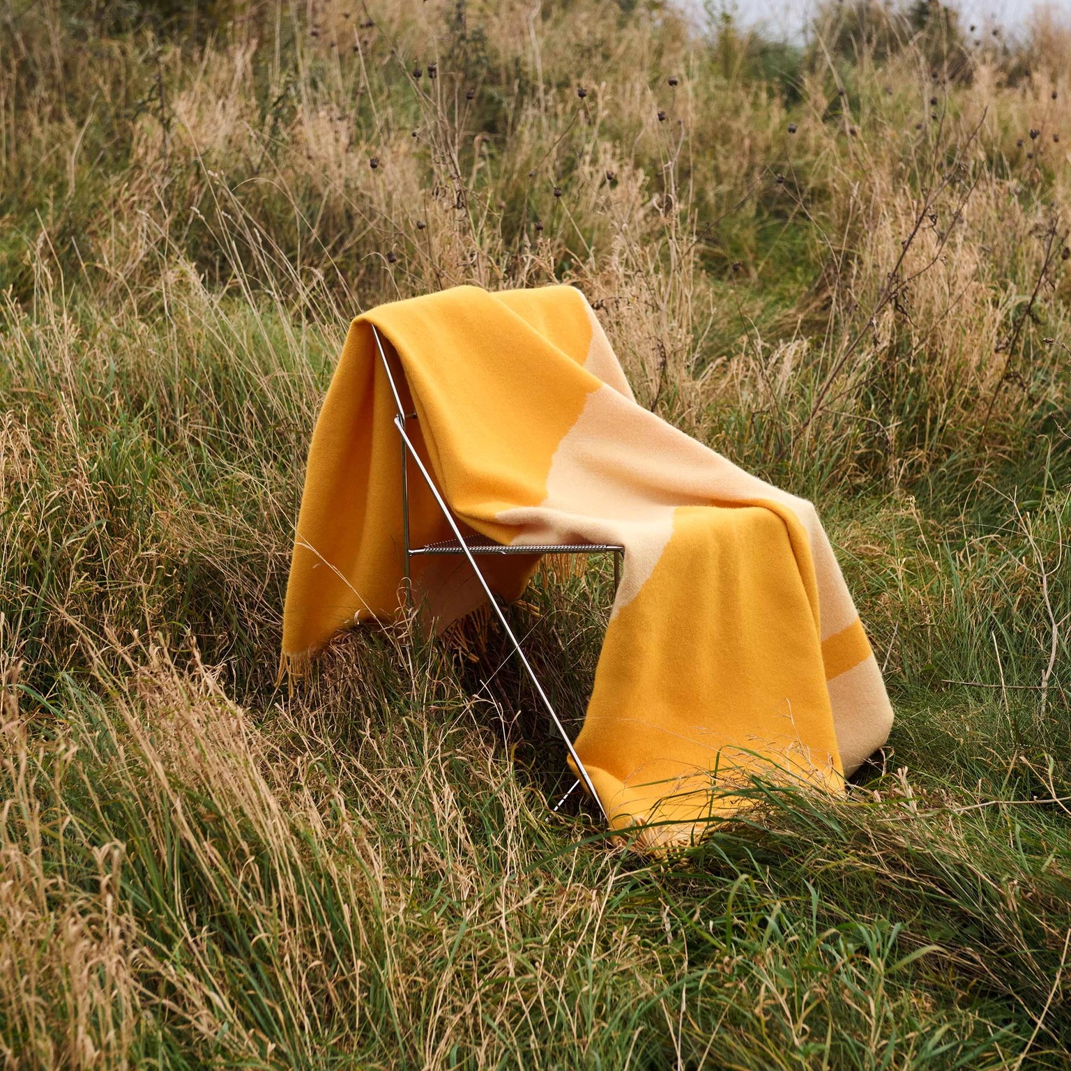 Marimekko jacquard blanket in Valkea yö pattern.