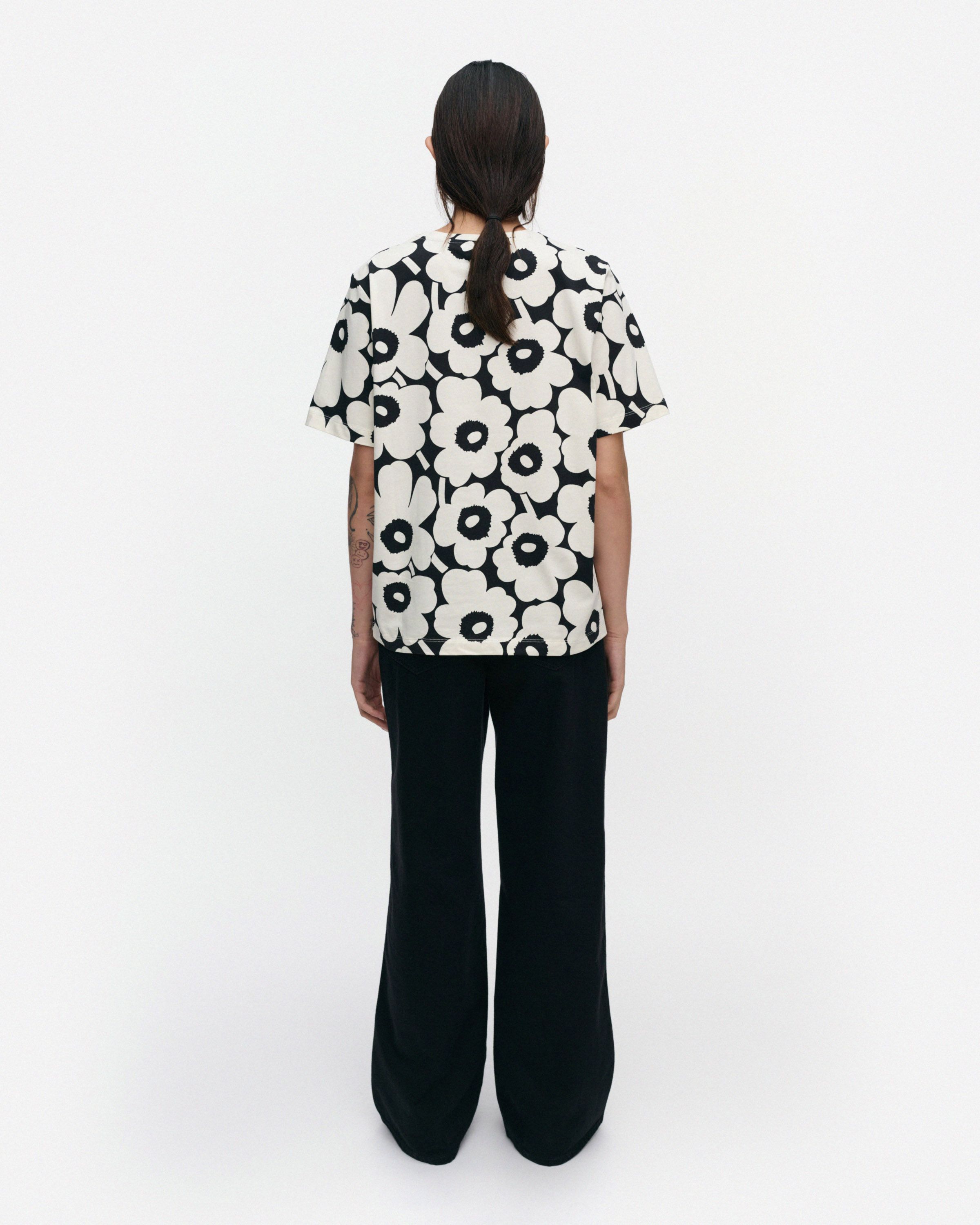 Tunnit Unikko T-shirt black, off white | Marimekko