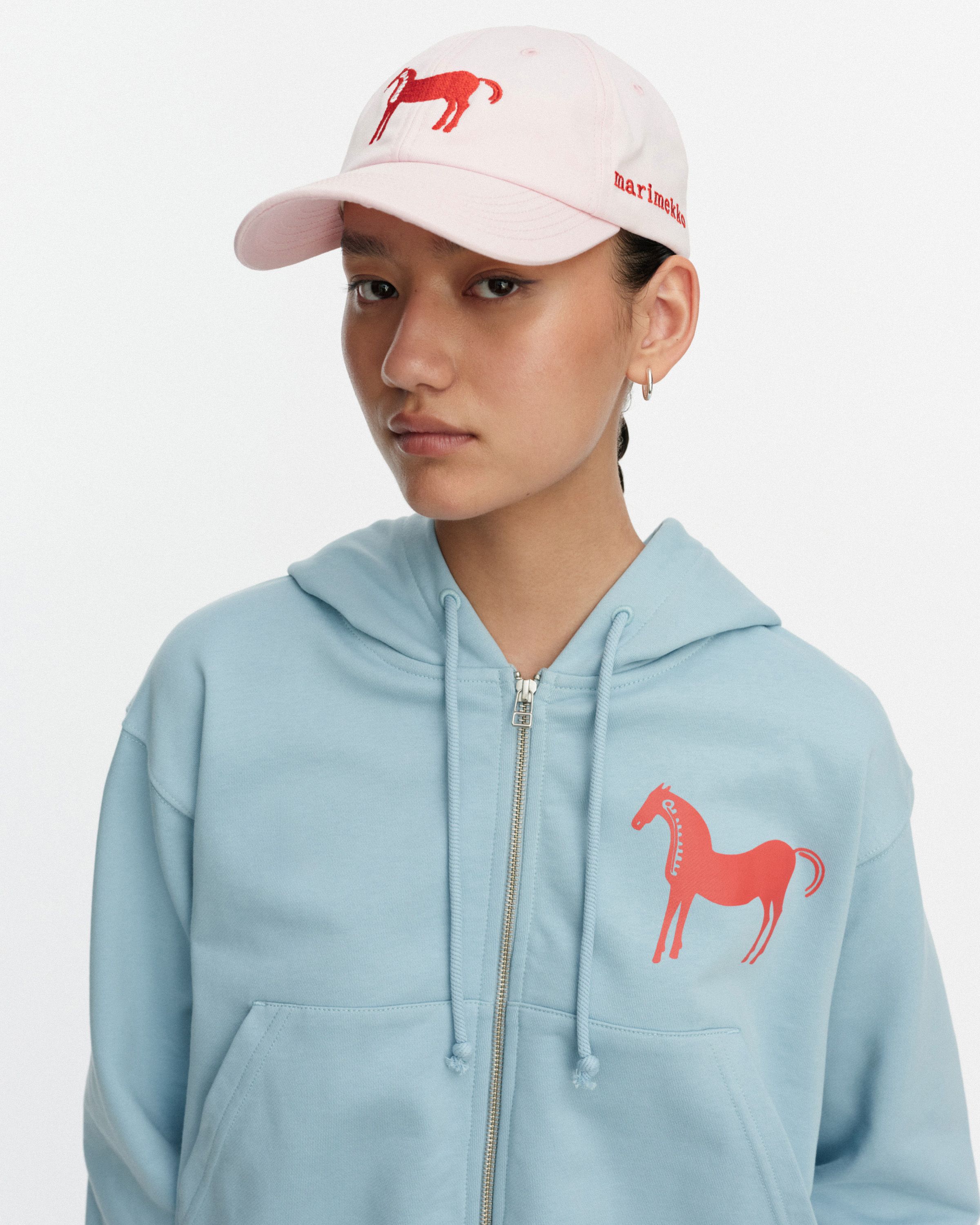 Auvo Musta Tamma Kioski cap light pink, red | Marimekko