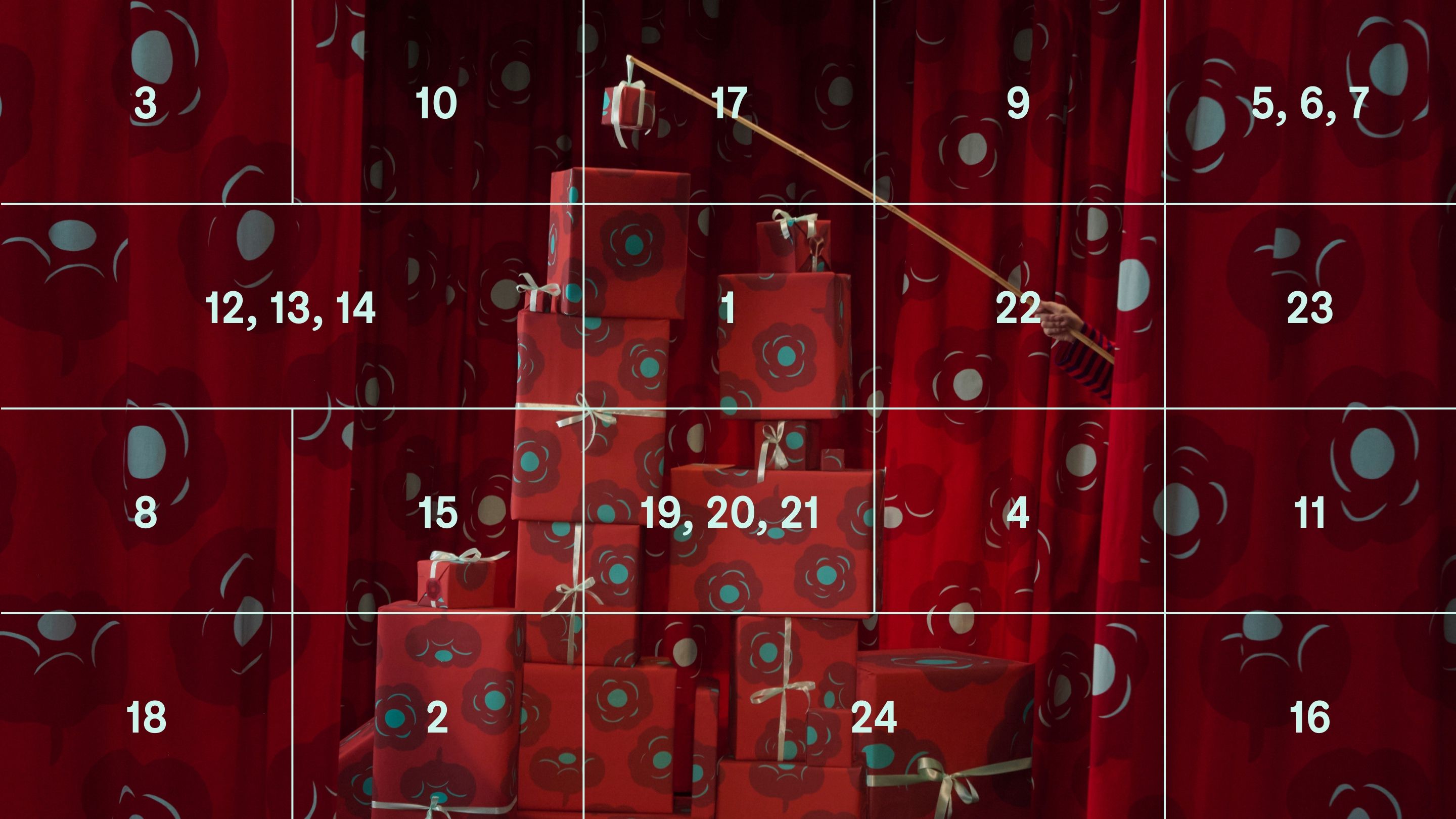 Punaisia lahjapaketteja lavalla ja kuvan päällä joulukalenteri luukut.