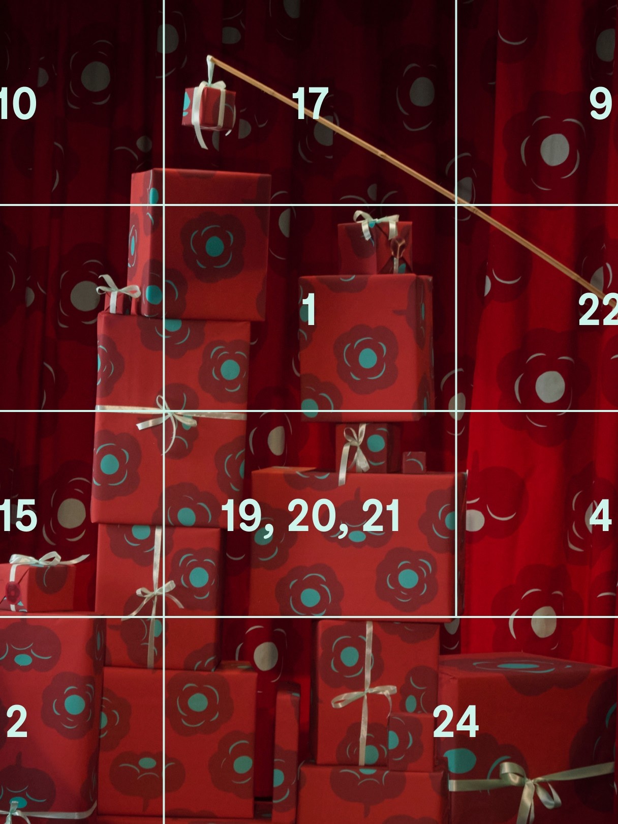 Punaisia lahjapaketteja lavalla ja kuvan päällä joulukalenteri luukut.