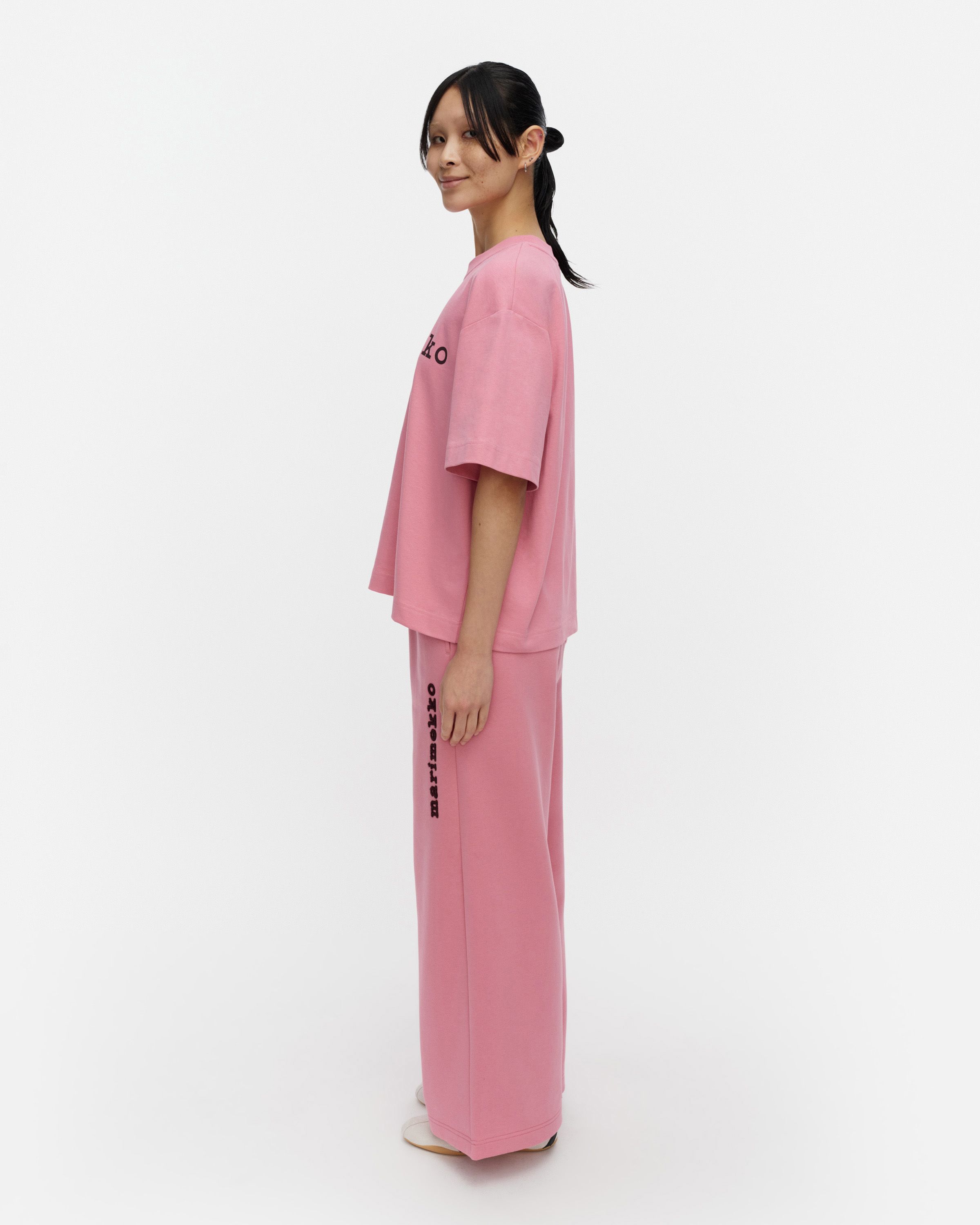 Niksaus Logo Placement Kioski t-shirt rose, wine red | Marimekko