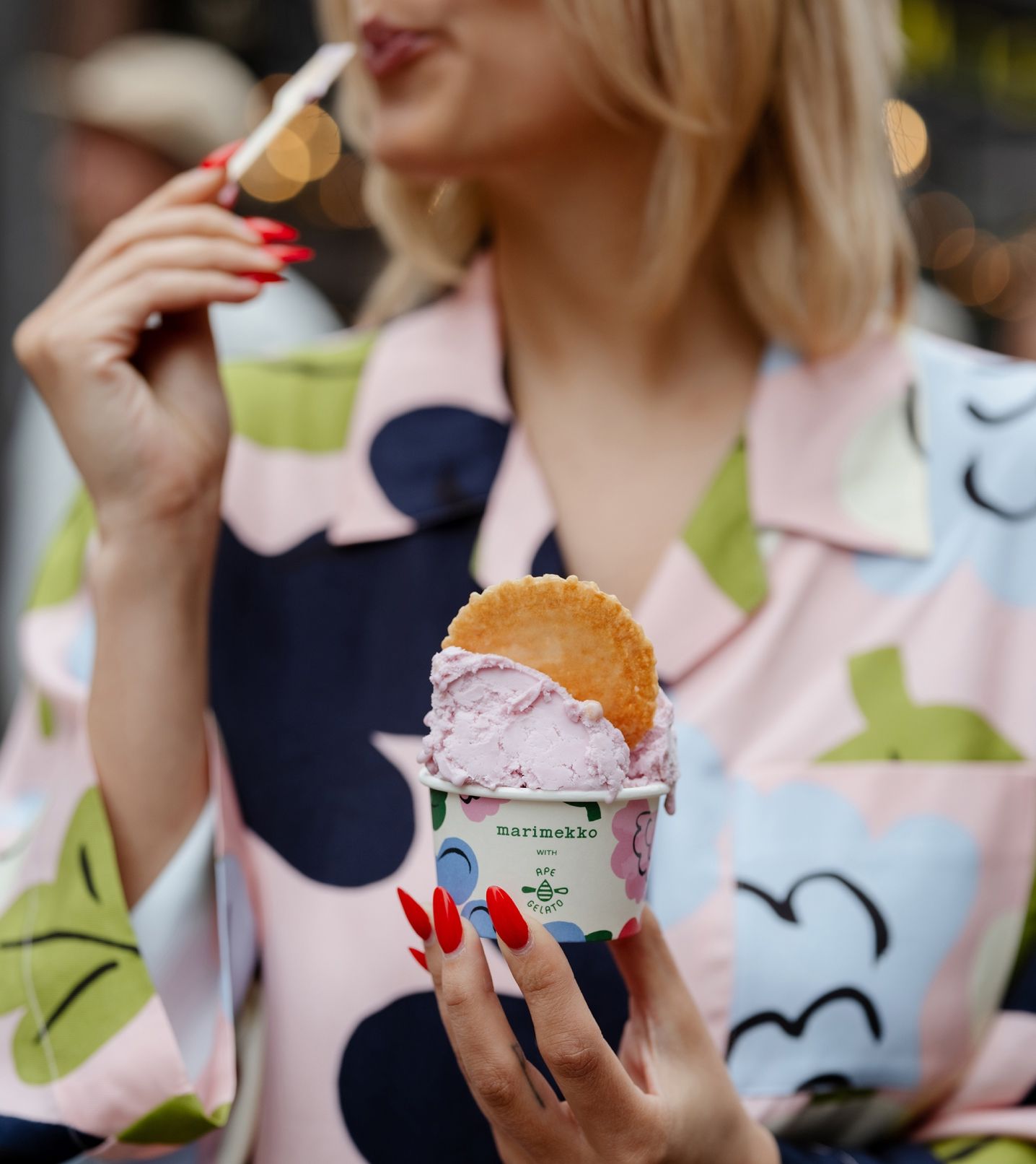 Nainen syömässä Ape Gelato -jäätelöä.