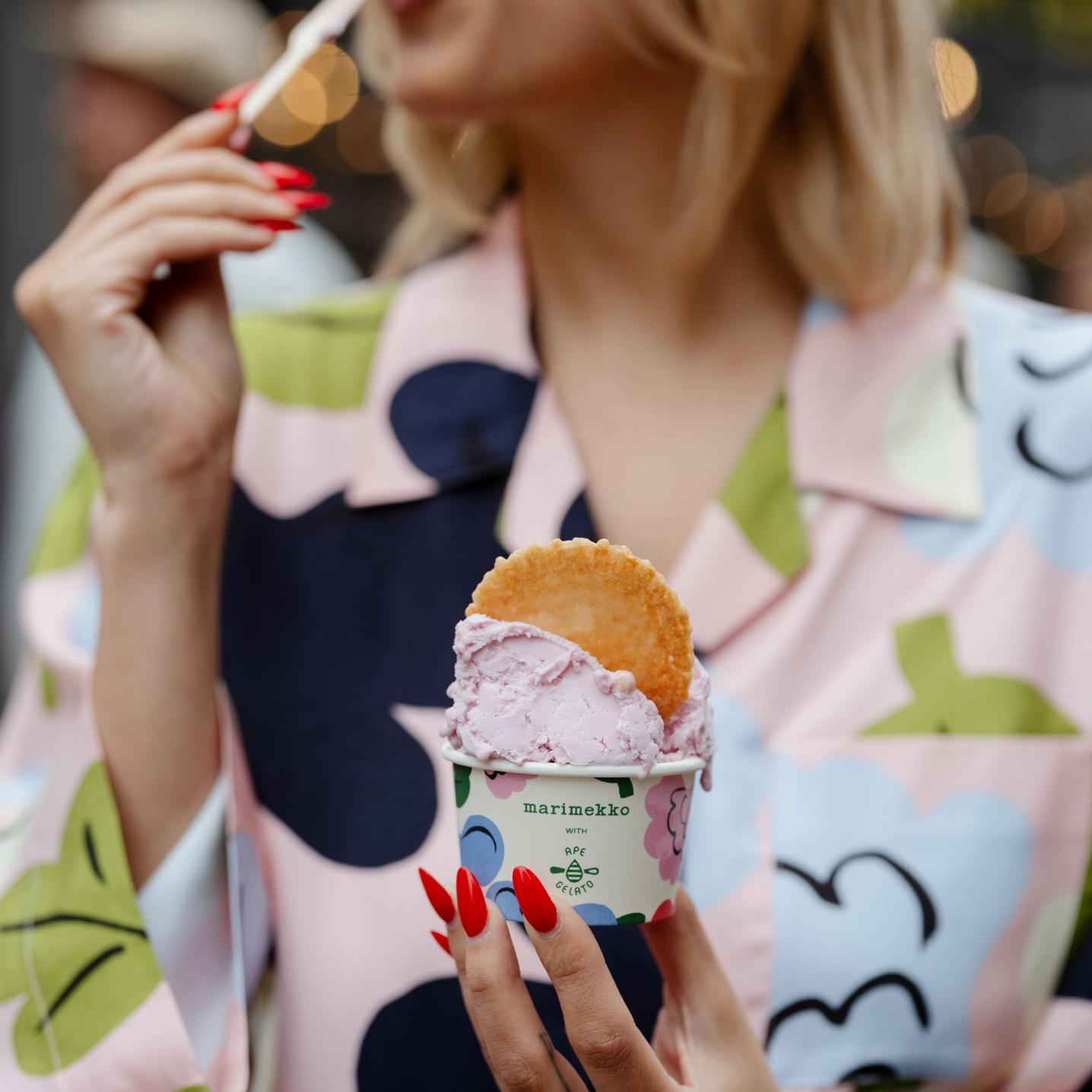 Nainen syömässä Ape Gelato -jäätelöä.