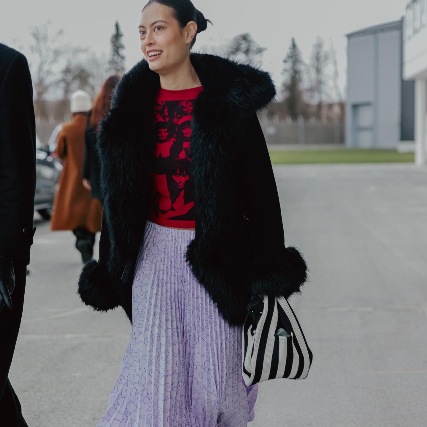 Mimmi Thalin wearing Marimekko Myy skirt and Knitted bag