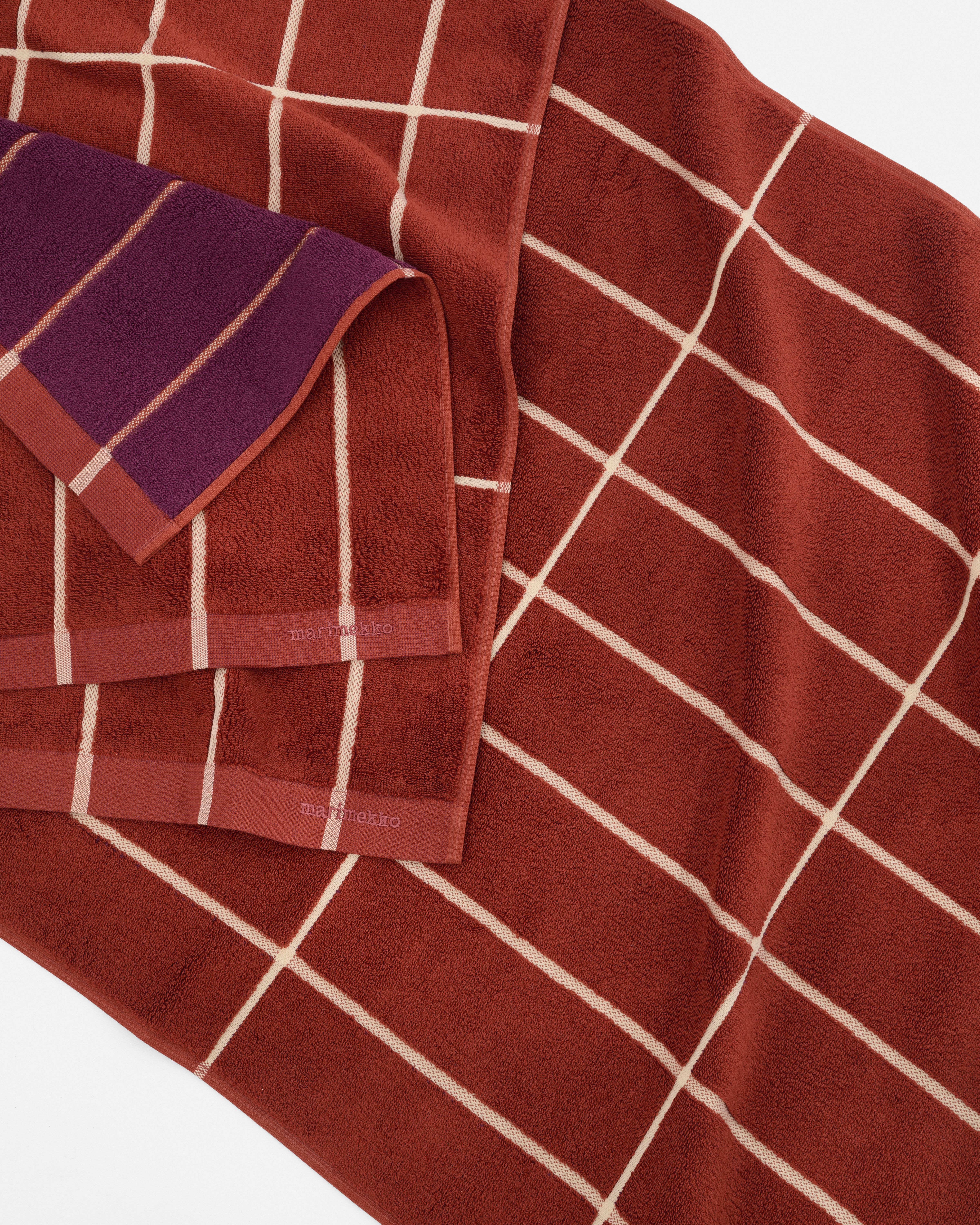 Tiiliskivi Bath towel 70x150 cm brick, plum, hay | Marimekko