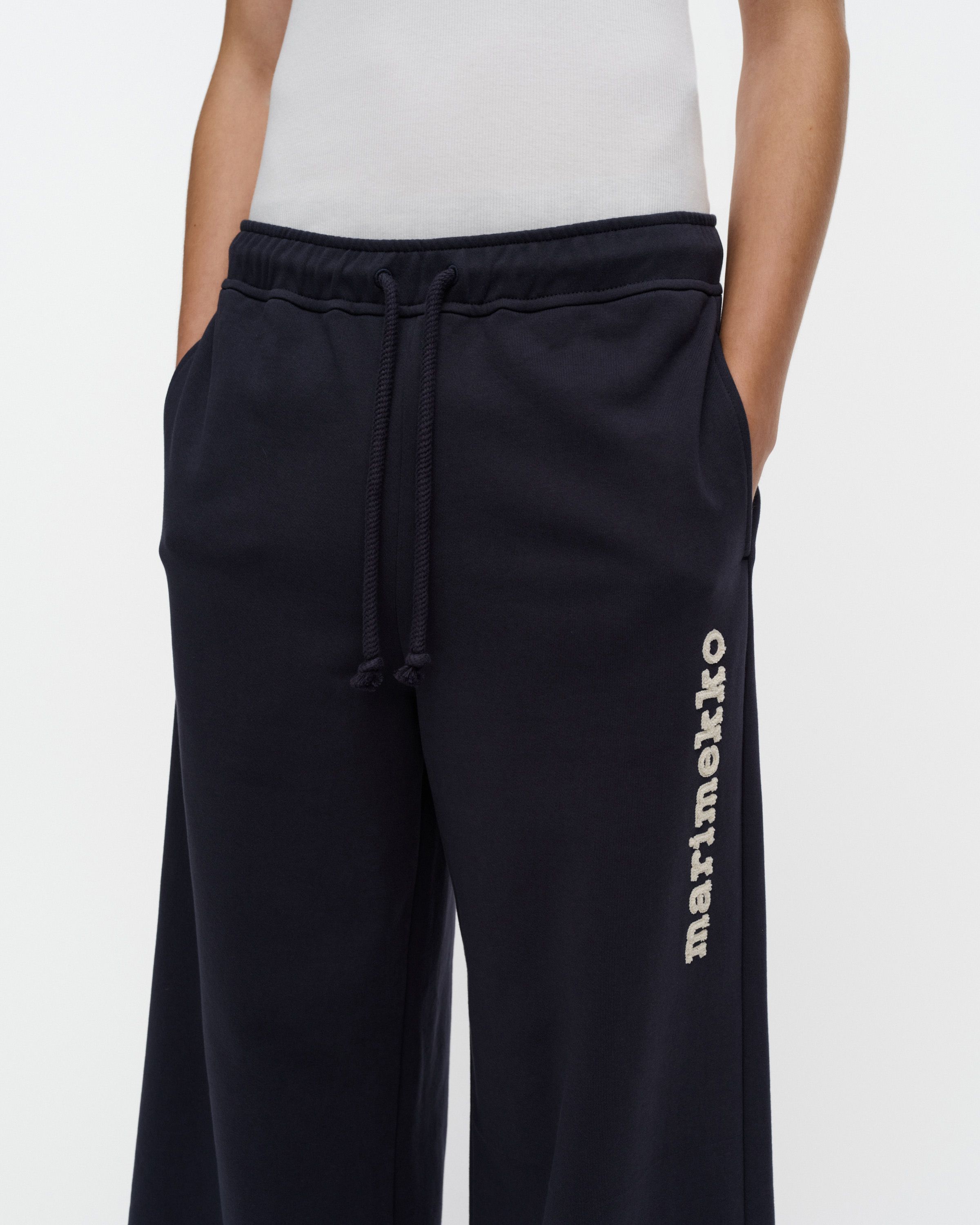 Puuska Logo Placement Kioski sweatpants dark navy, off white