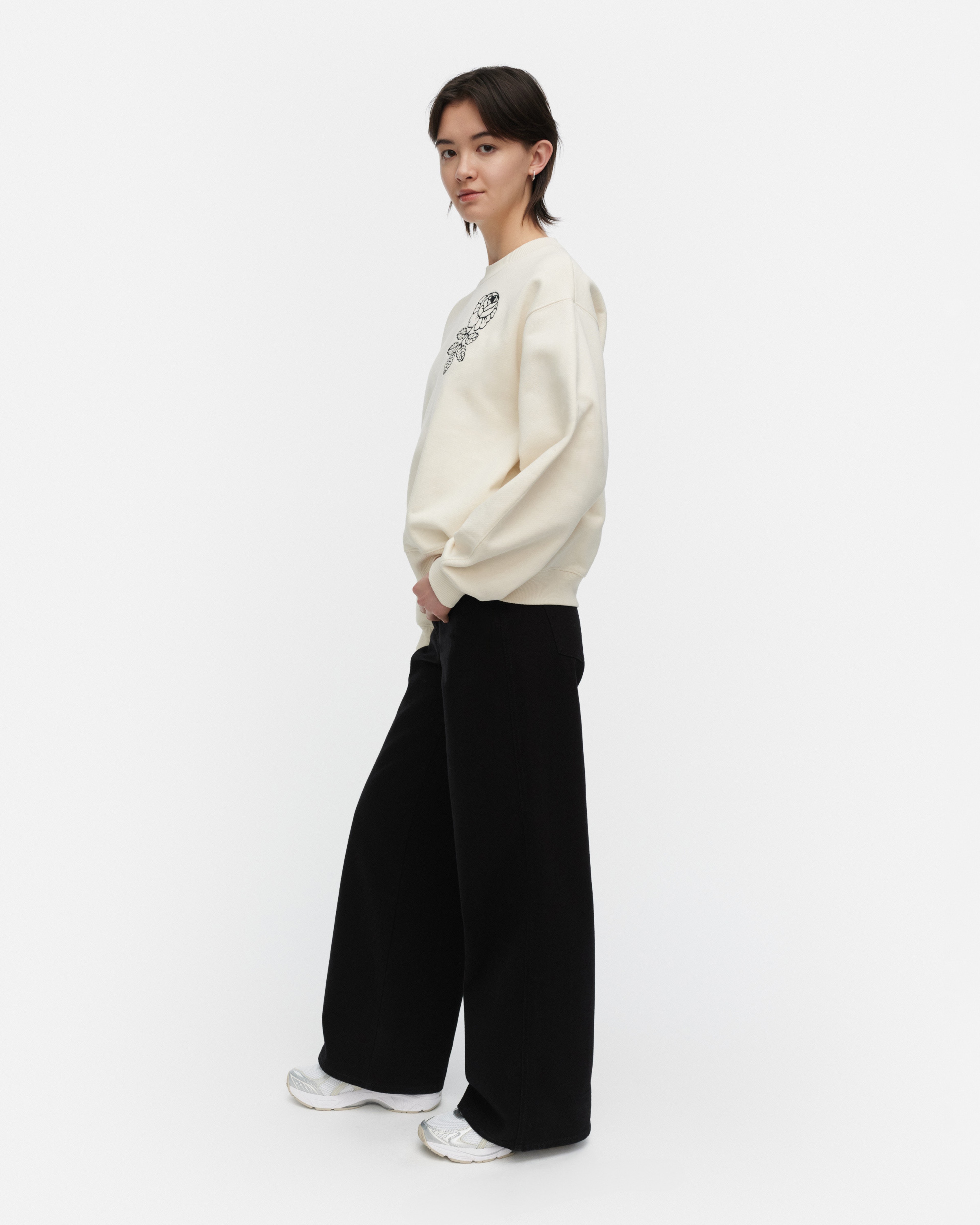 Hiutale Vihkiruusu Placement, Kioski sweatshirt, off white, black,