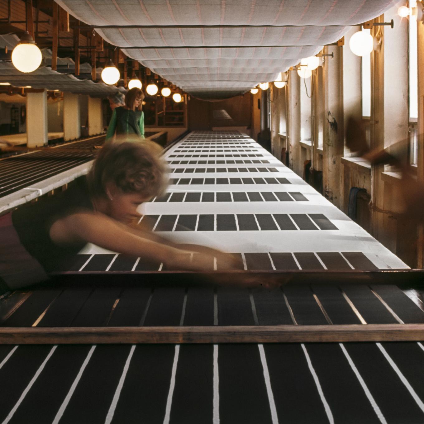 Achive picture where women is printing fabric in Marimekko printing mill