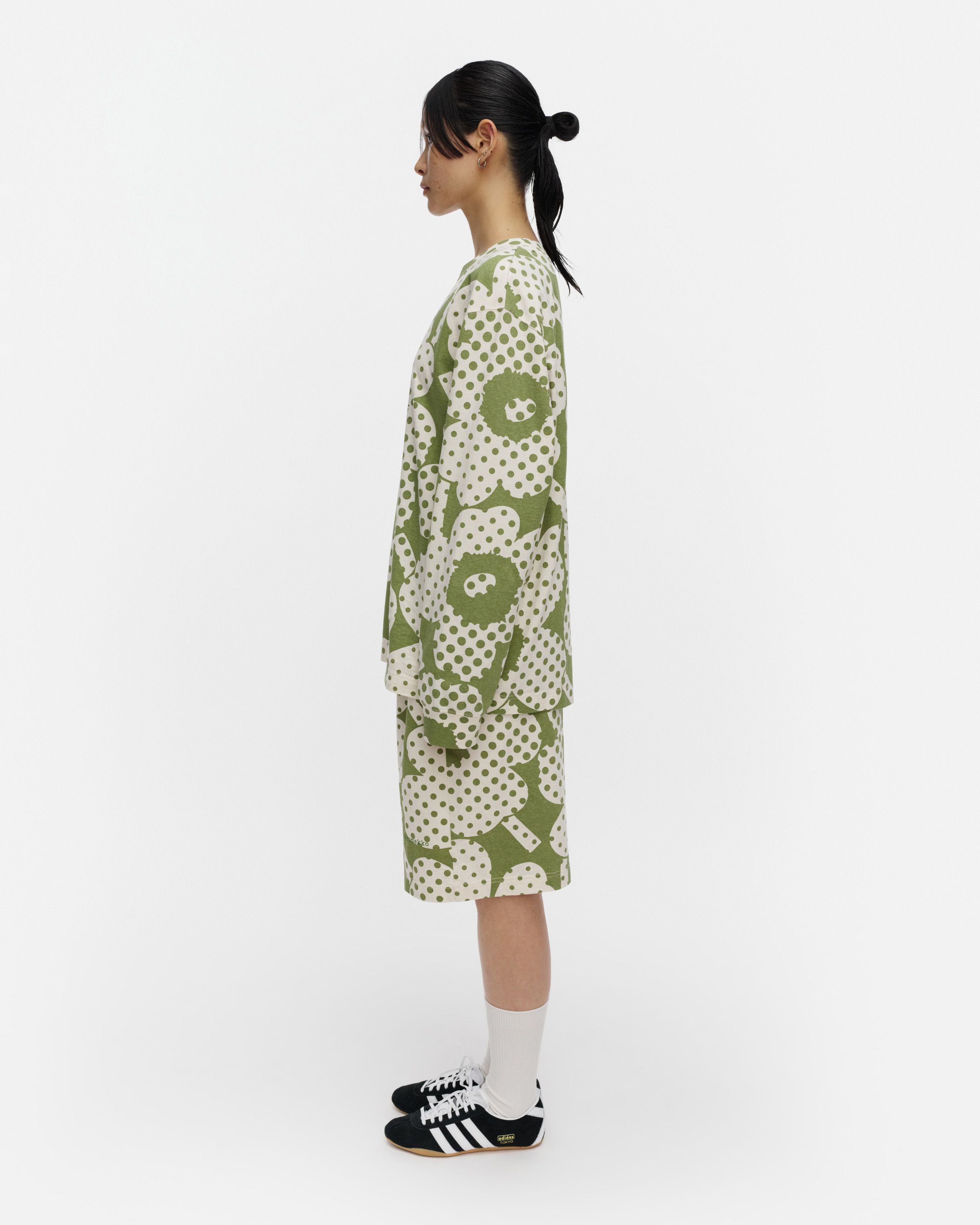 Naapuri Unikko Kioski shorts green, off white | Marimekko