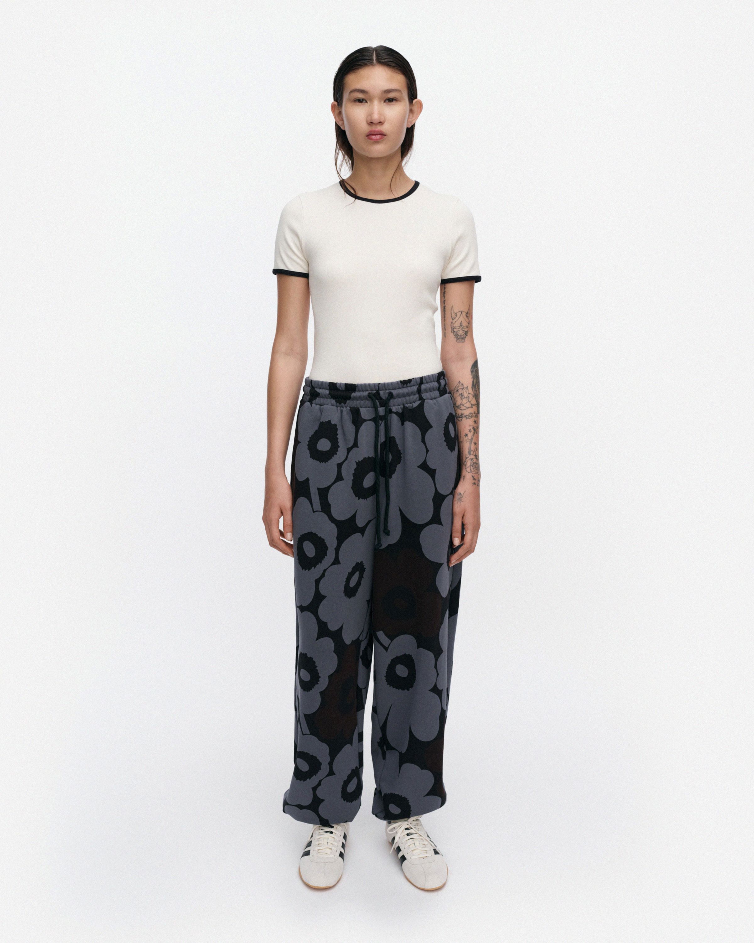  marimekko フラワーパターン ジャージパンツ Joggerit Pieni Unikko Kioski sweatpants black, grey, dark brown