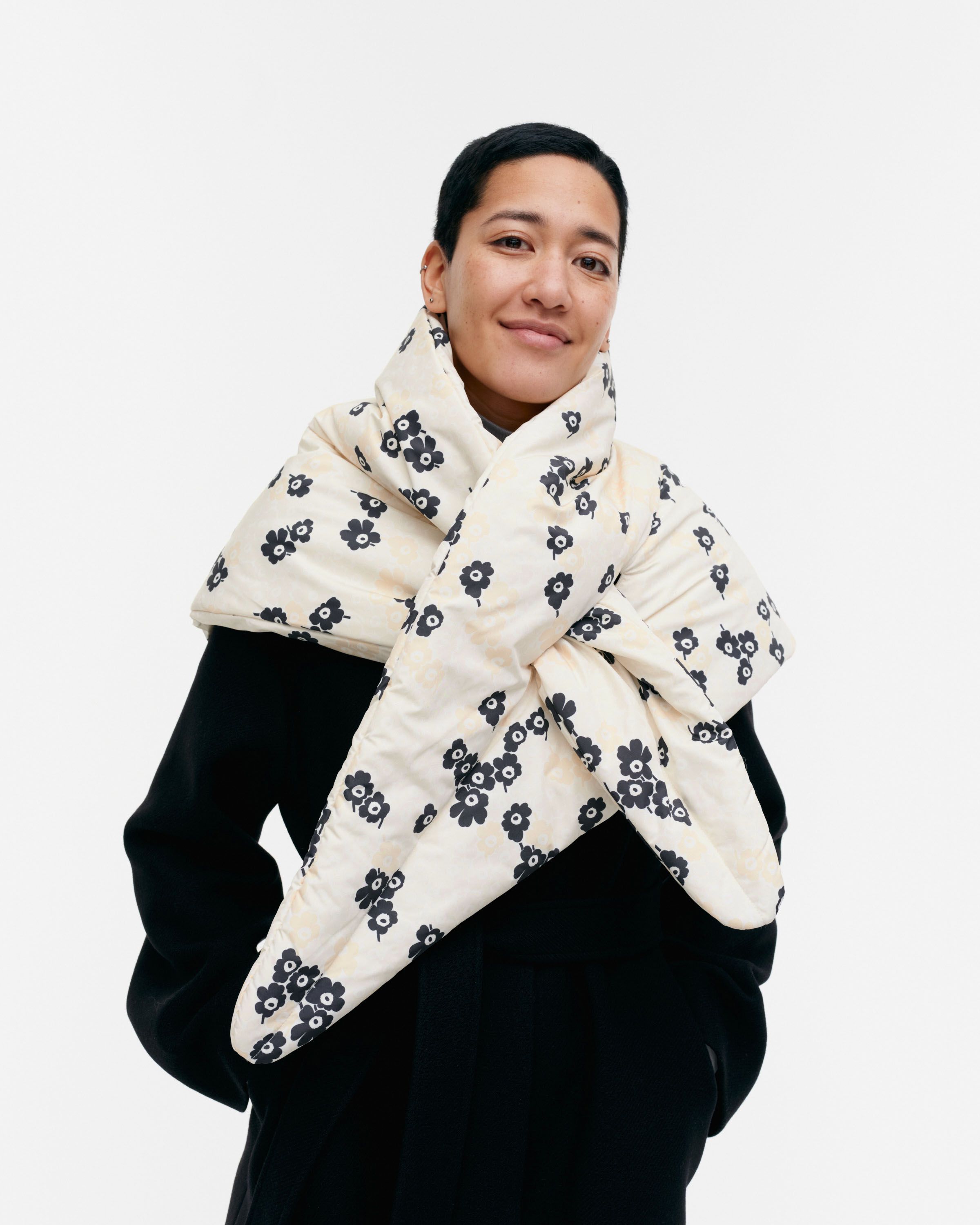 【2024AW】マリメッコ/ Pillow Triangle Scarf Unikko スカーフ Pillow Triangle Scarf Unikko | Marimekko