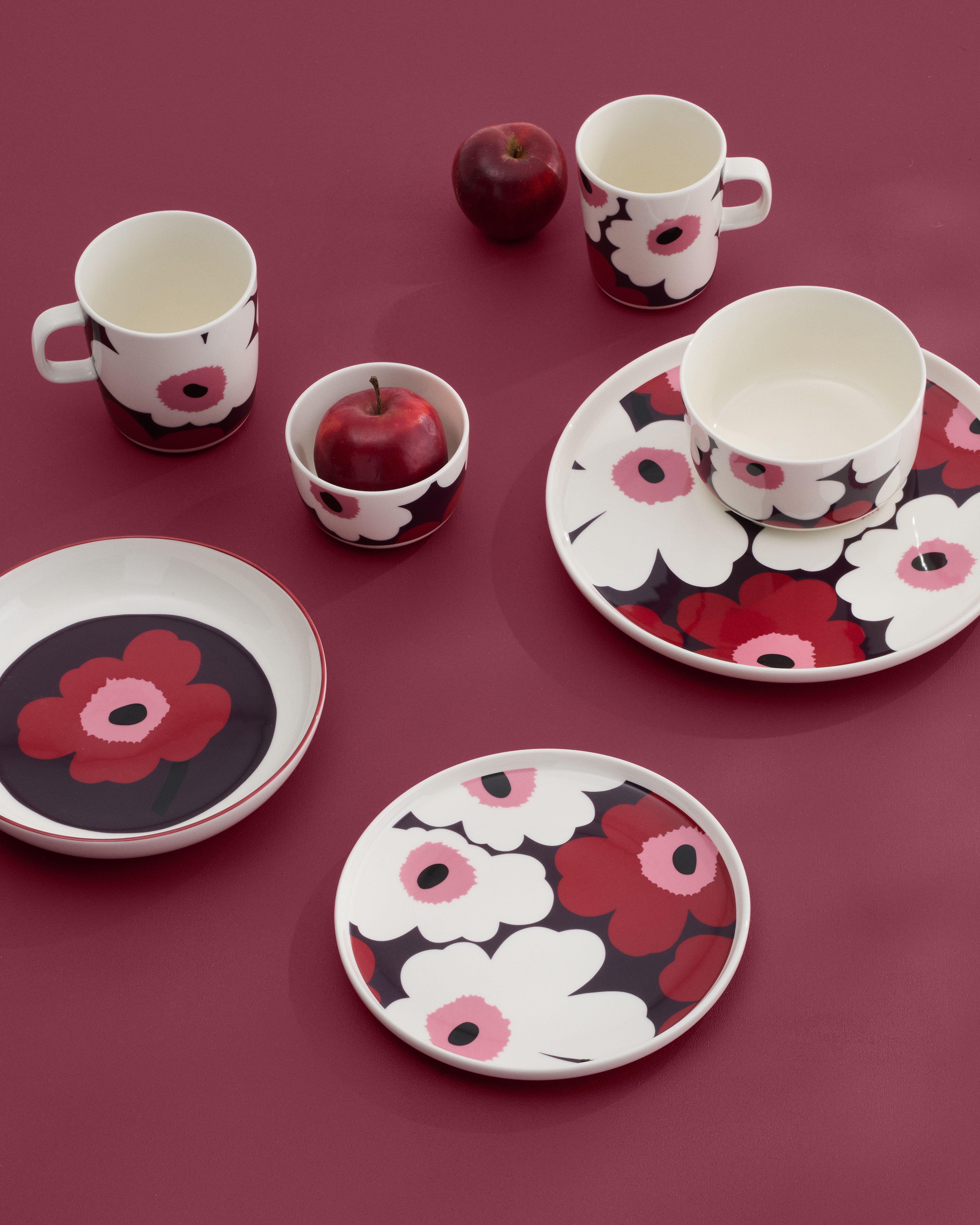 Oiva / Unikko Bowl 5 dl white, plum, cranberry, pink | Marimekko