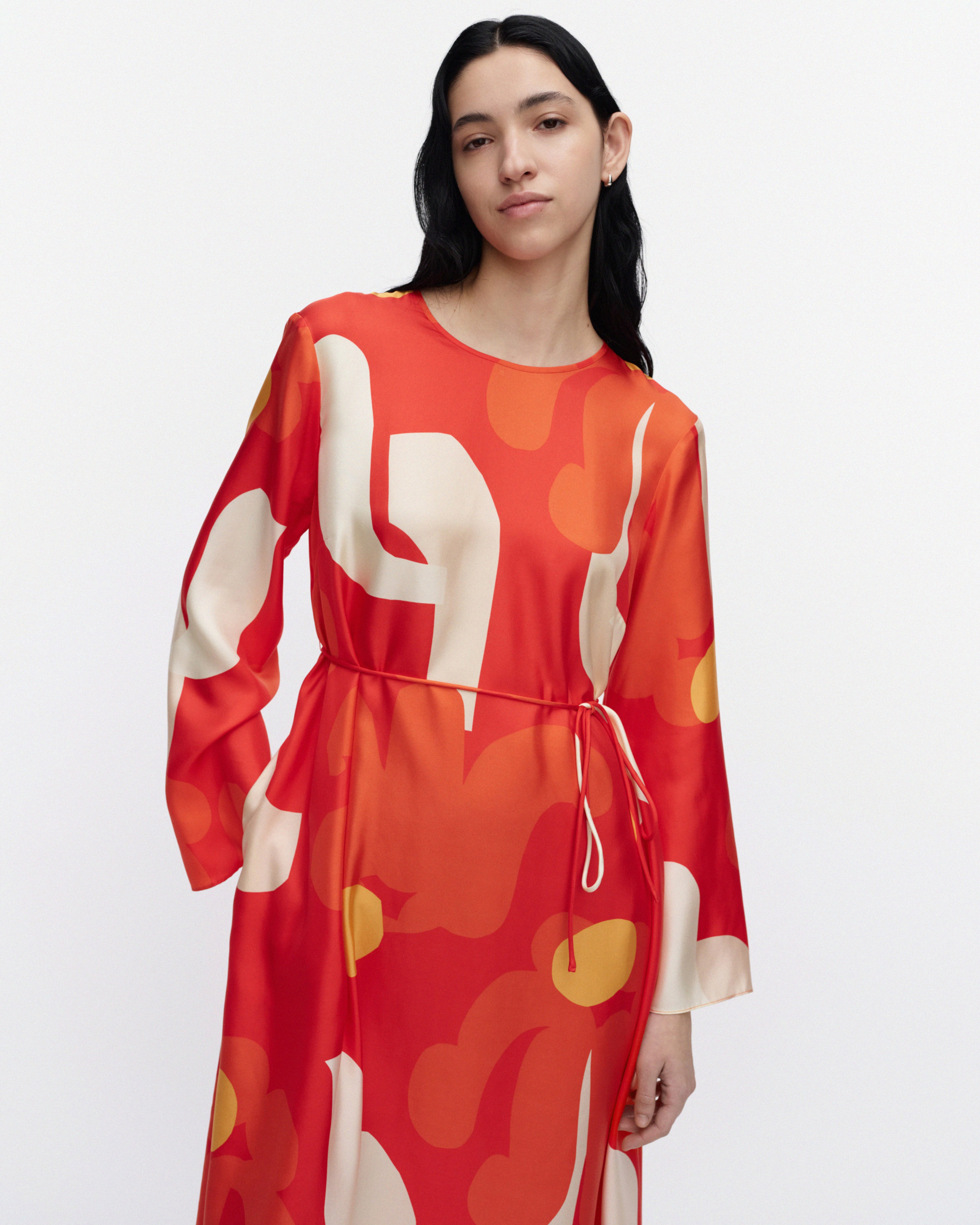 Keskenään Kukkahattu Silk dress