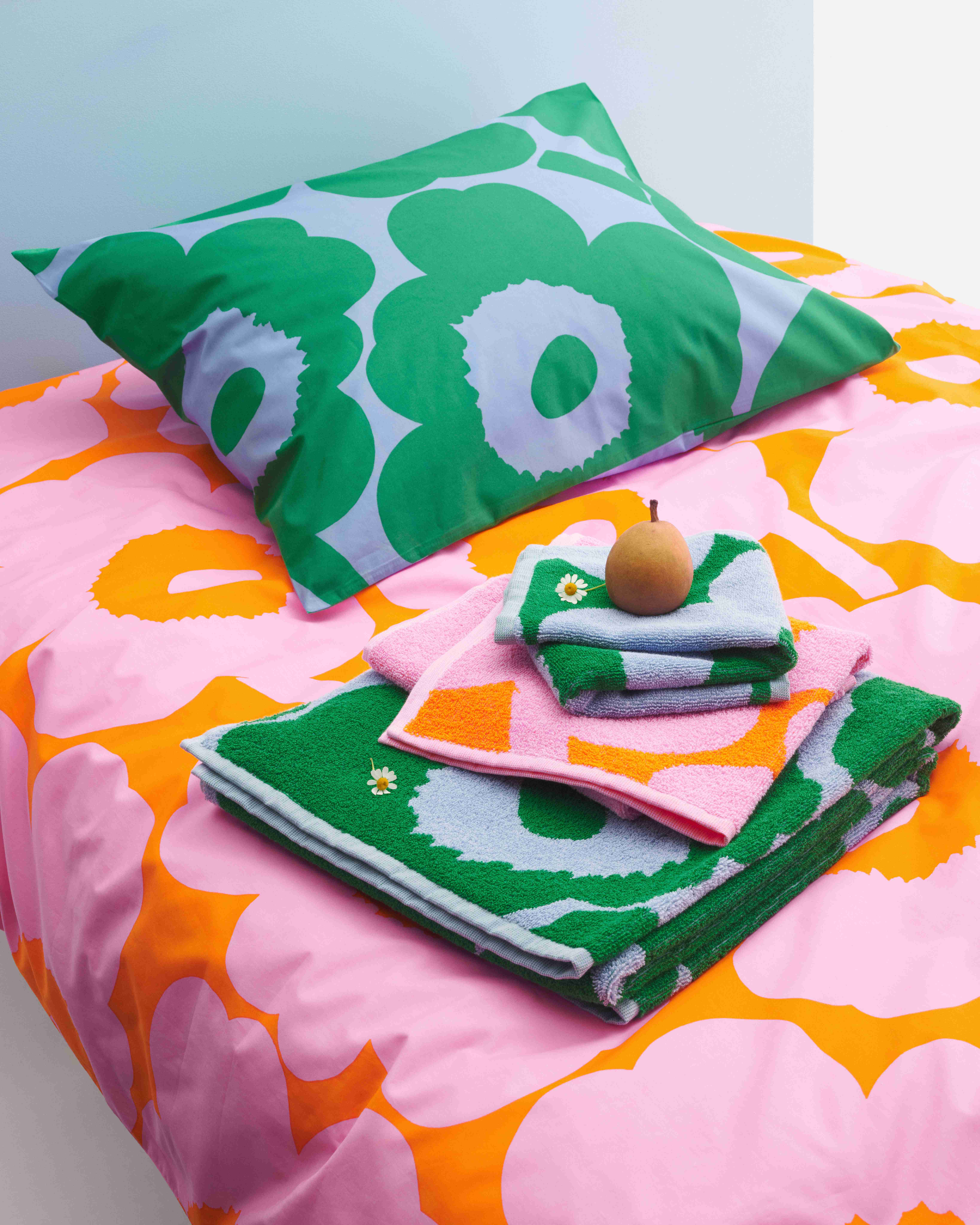 Bedding and towels in Unikko print.