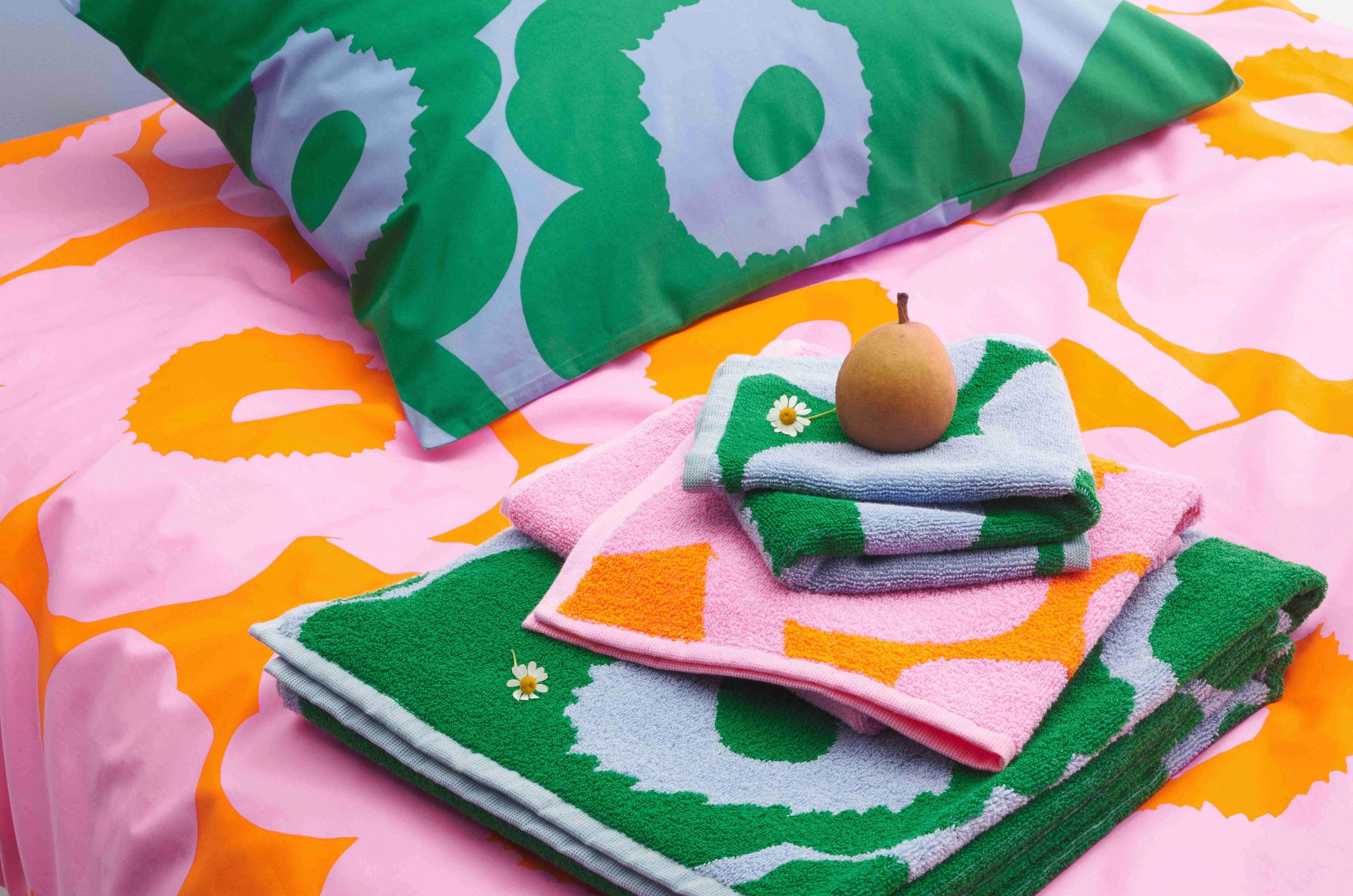 Bedding and towels in Unikko print.